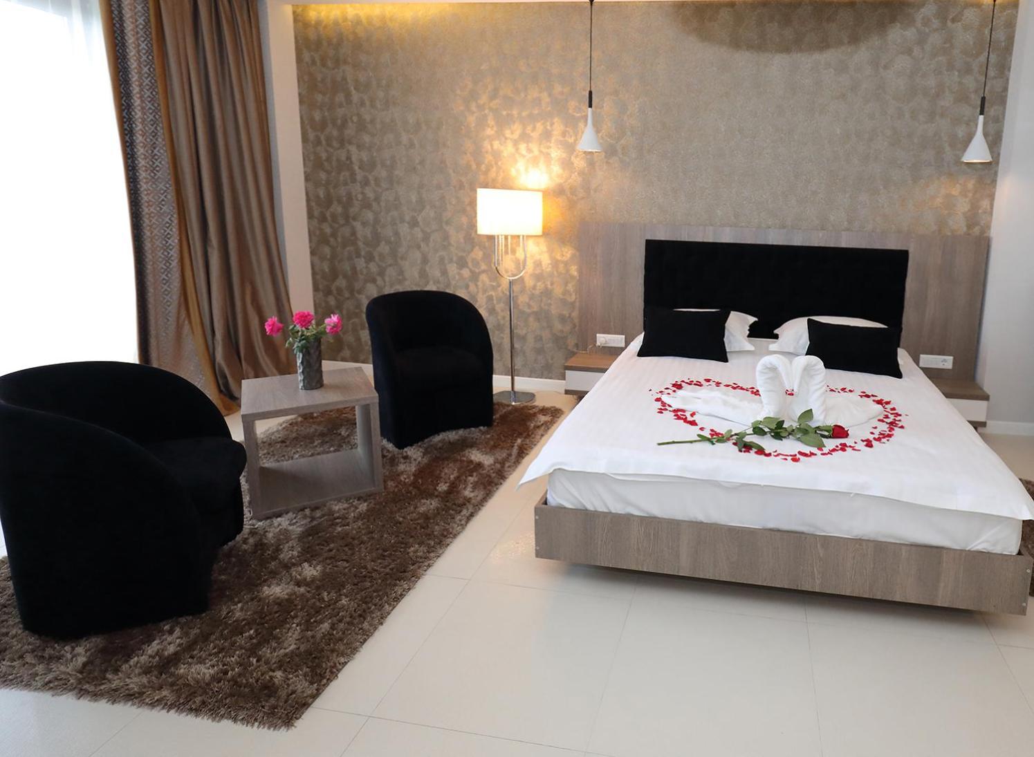 King Room with Spa Bath, balcony and pool view - Photo 6