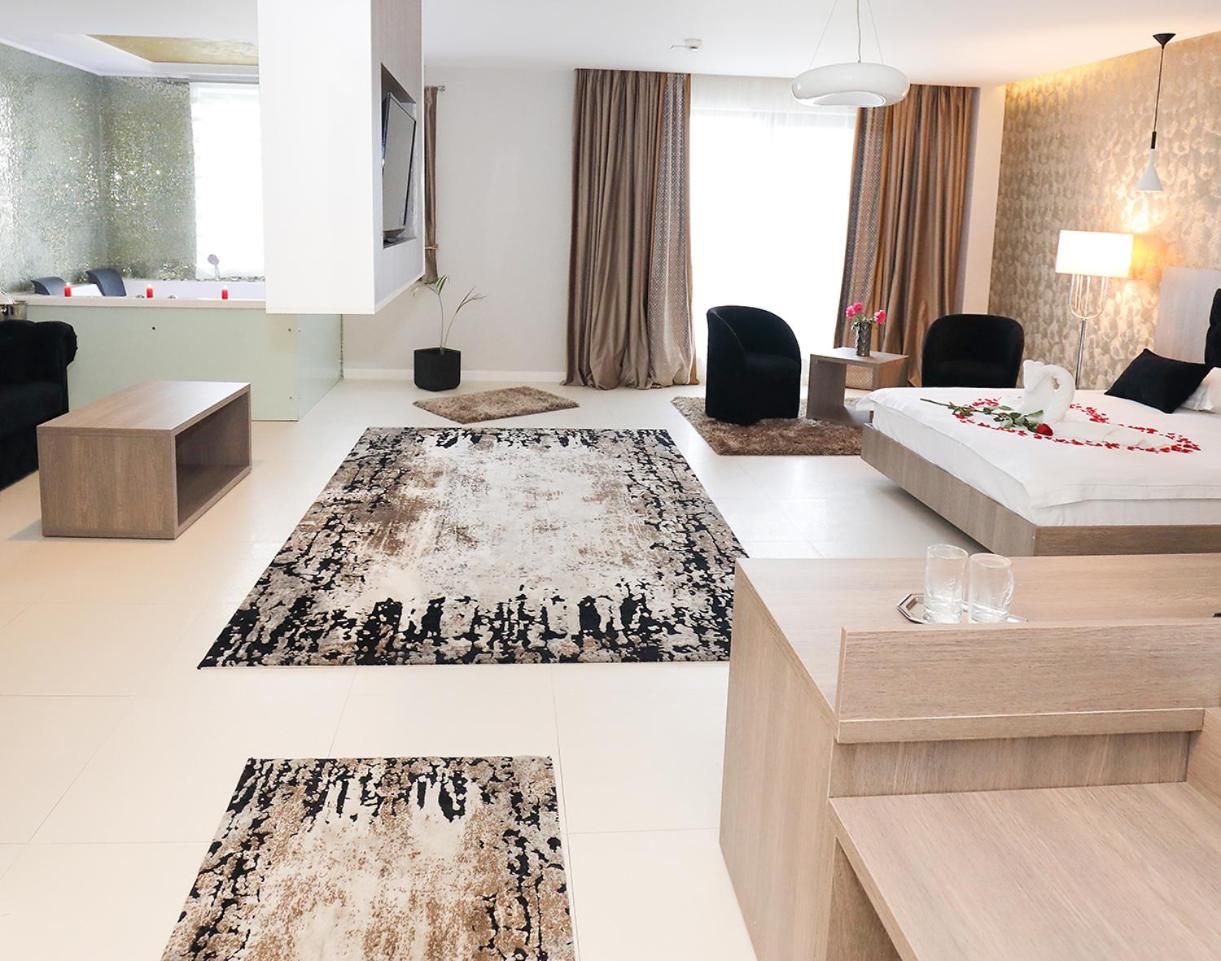 King Room with Spa Bath, balcony and pool view - Photo 7