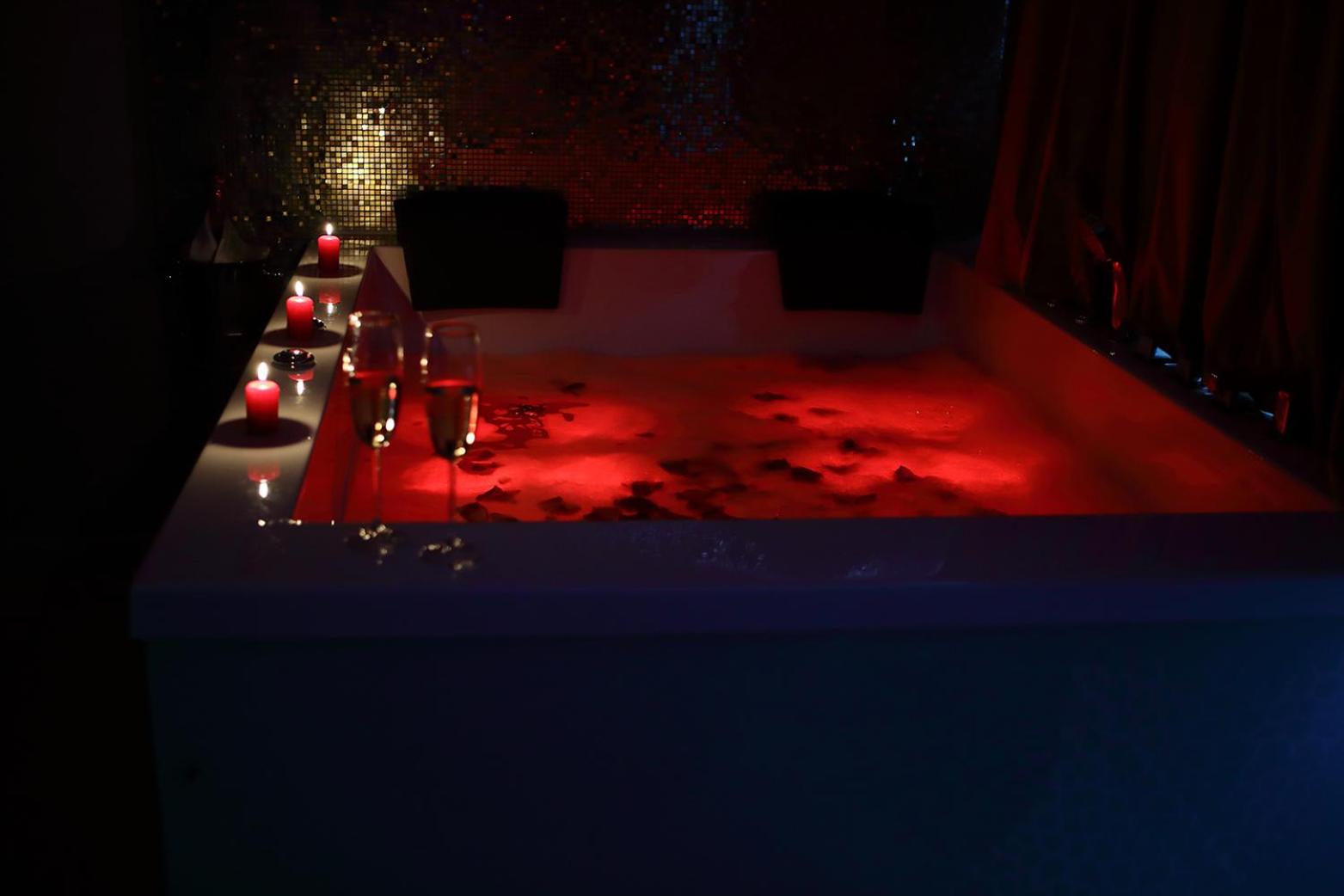 King Room with Spa Bath, balcony and pool view - Photo 8