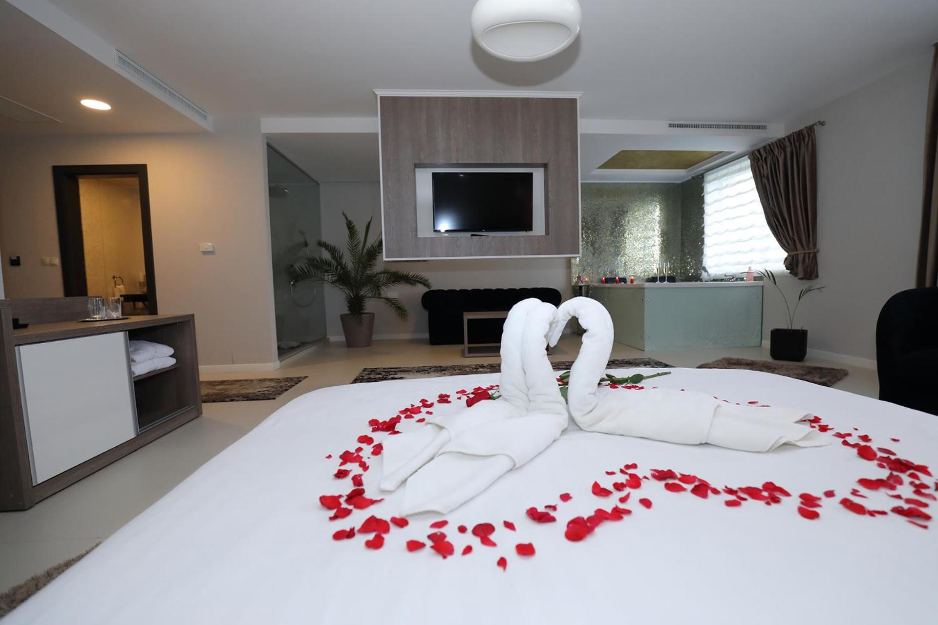 King Room with Spa Bath, balcony and pool view - Photo 10