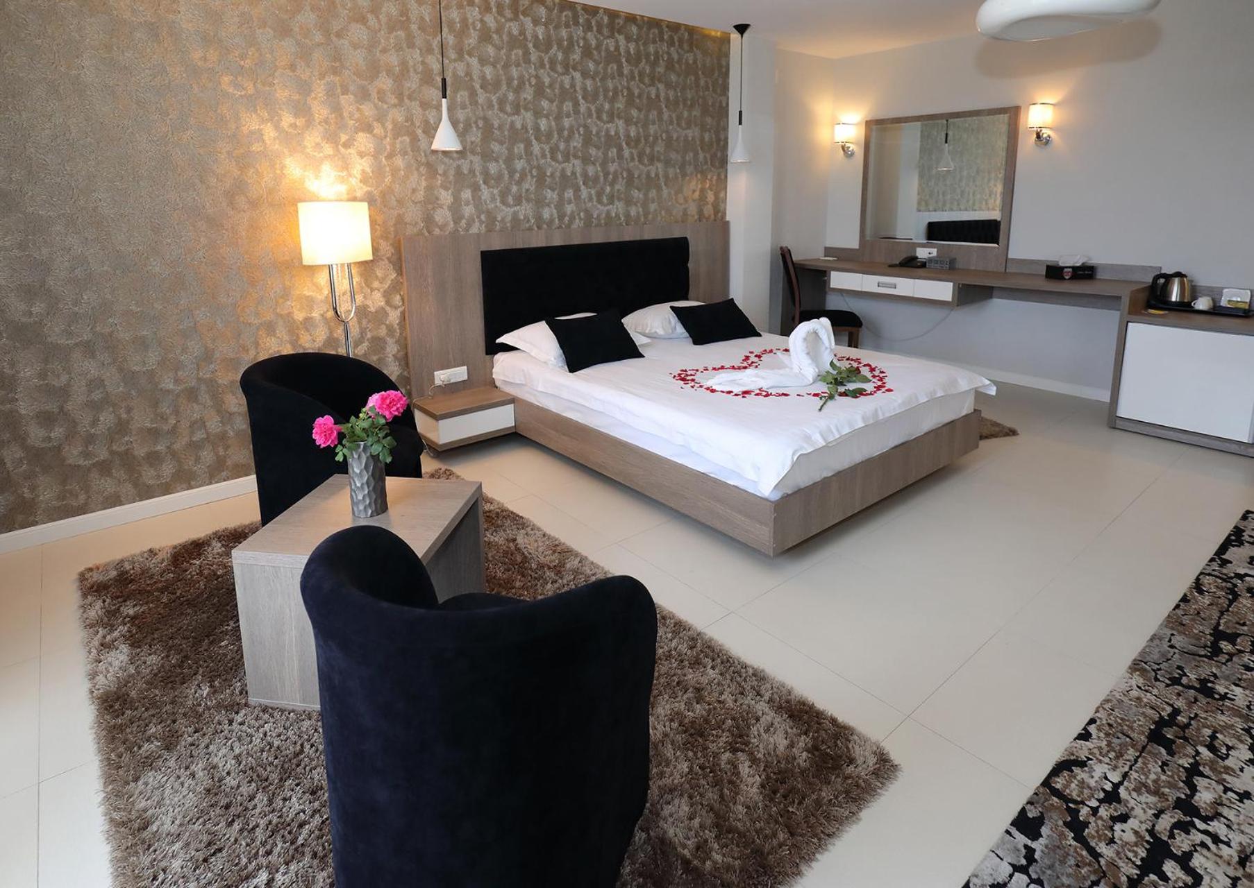 King Room with Spa Bath, balcony and pool view - Photo 5