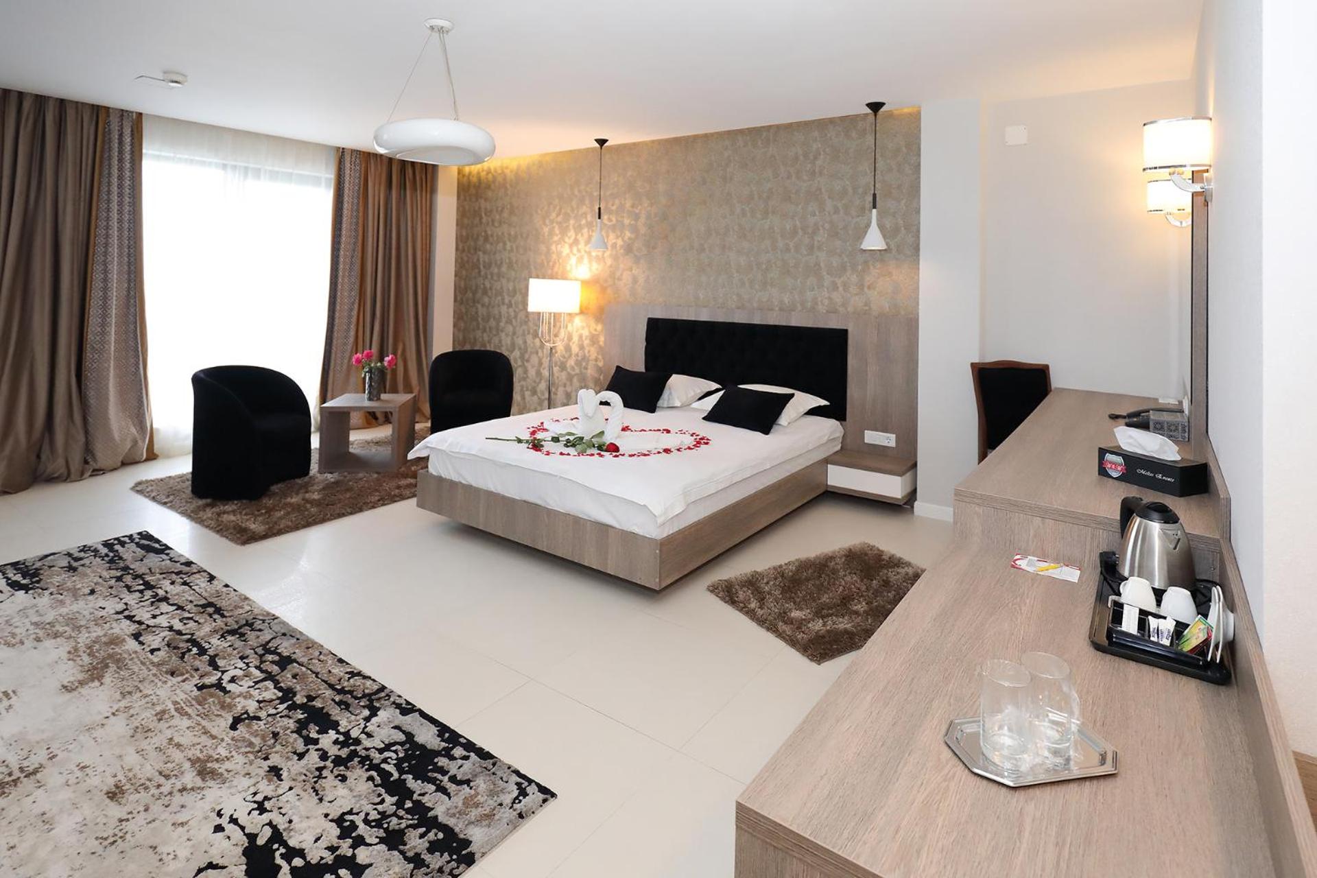 King Room with Spa Bath, balcony and pool view - Photo 1