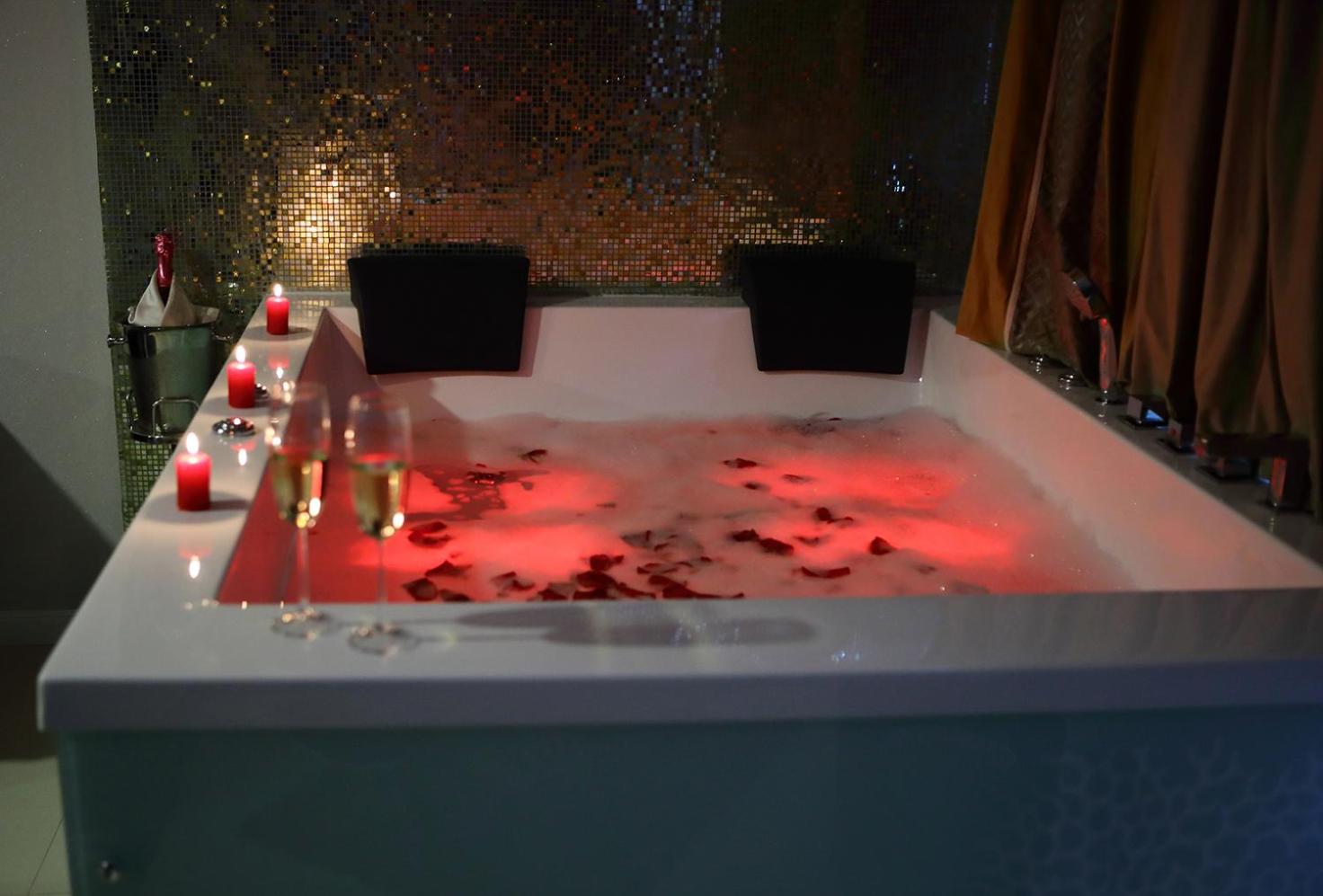 King Room with Spa Bath, balcony and pool view - Photo 9
