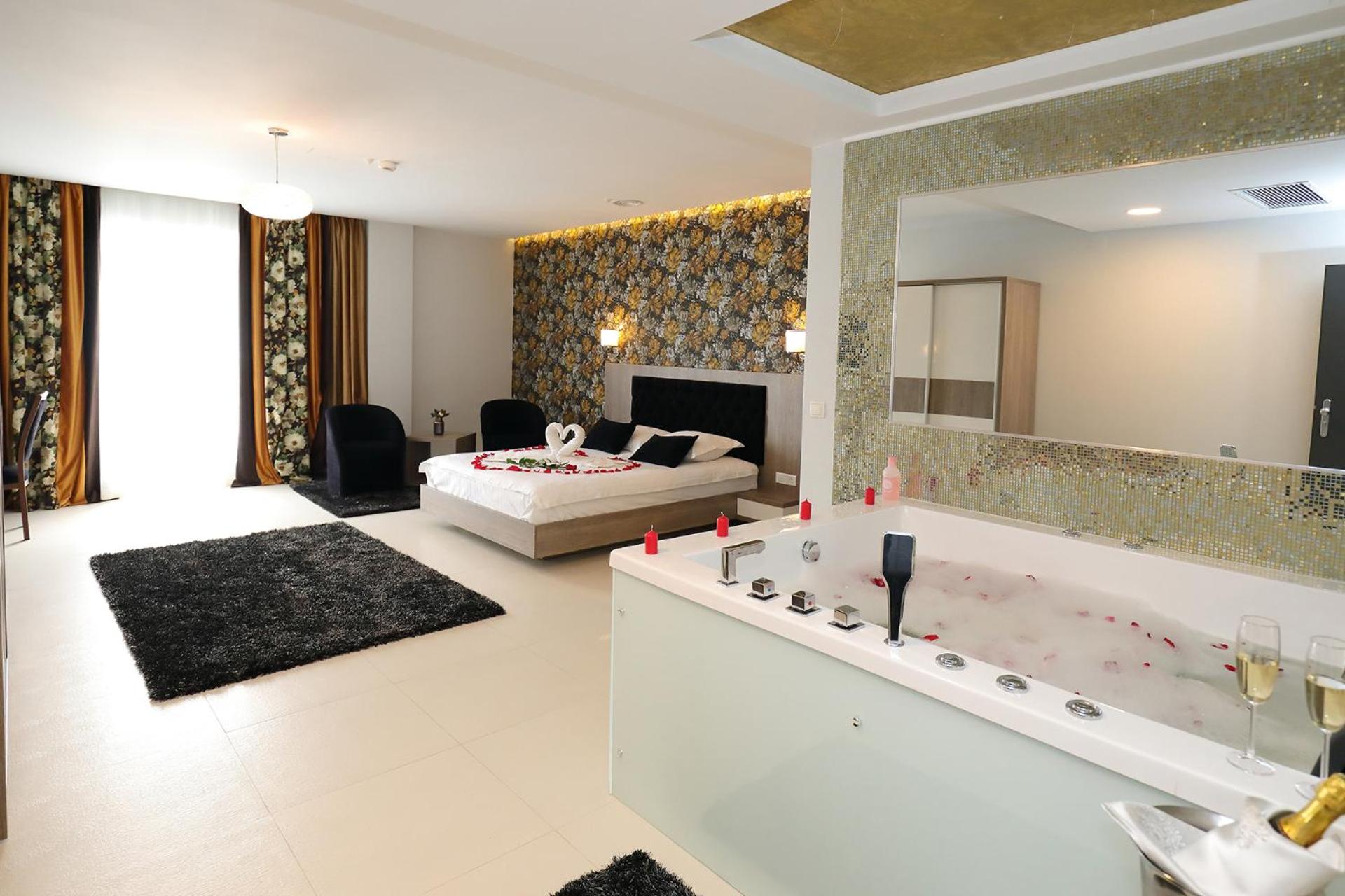 Queen Room with Spa Bath, balcony and pool view - Photo 1