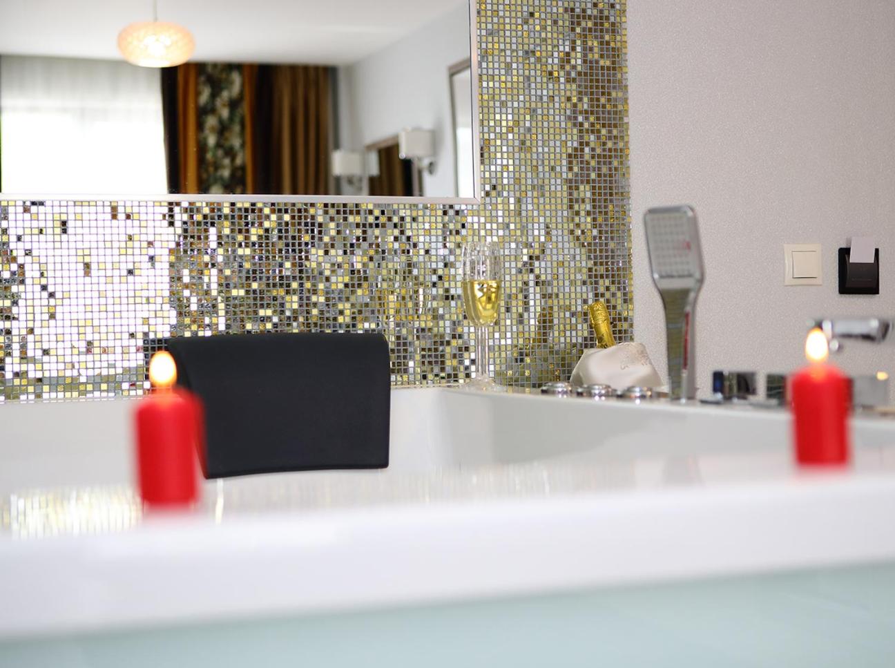Queen Room with Spa Bath, balcony and pool view - Photo 9