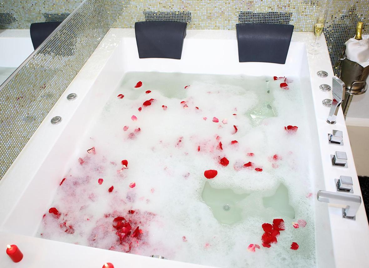 Queen Room with Spa Bath, balcony and pool view - Photo 10