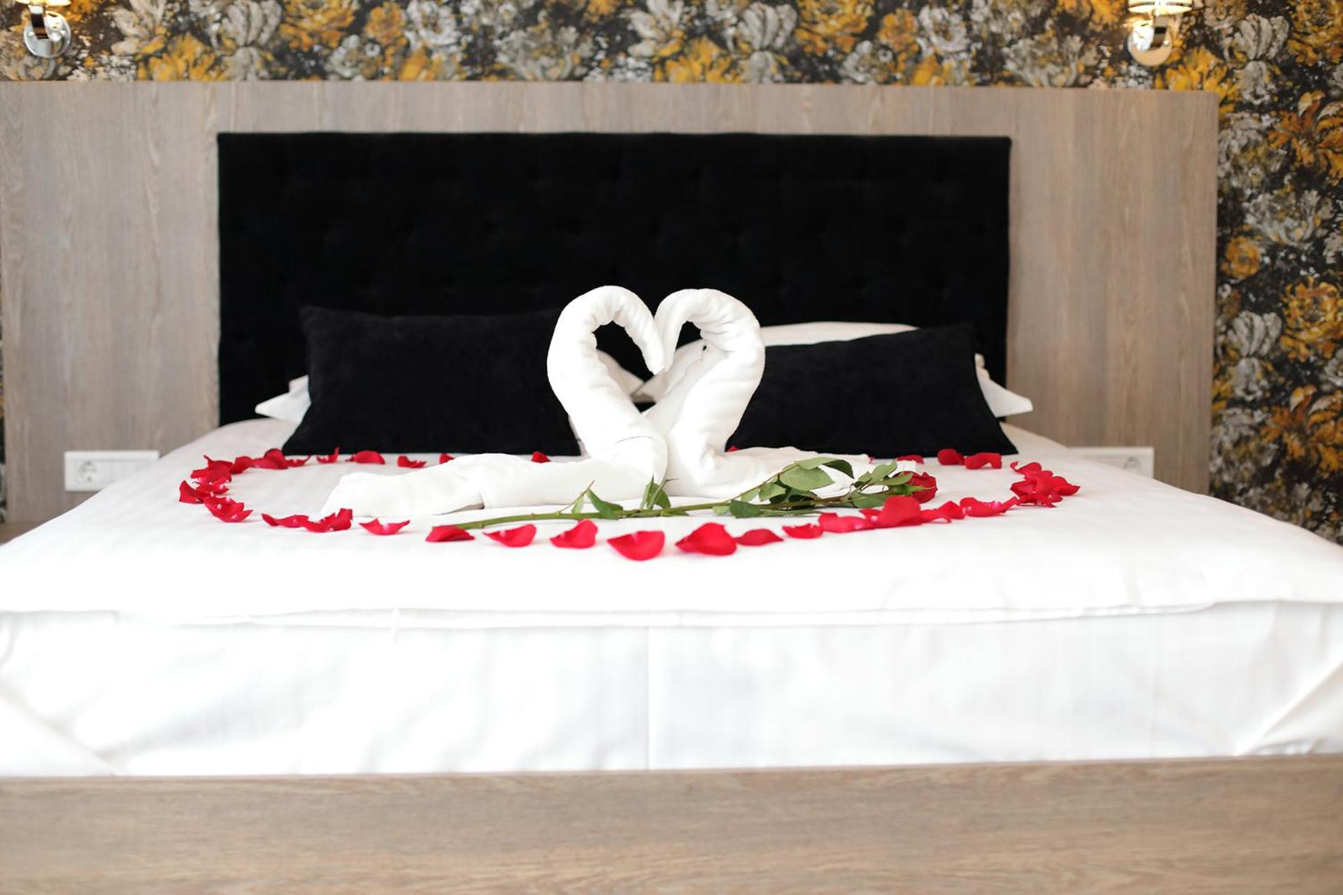 Queen Room with Spa Bath, balcony and pool view - Photo 3