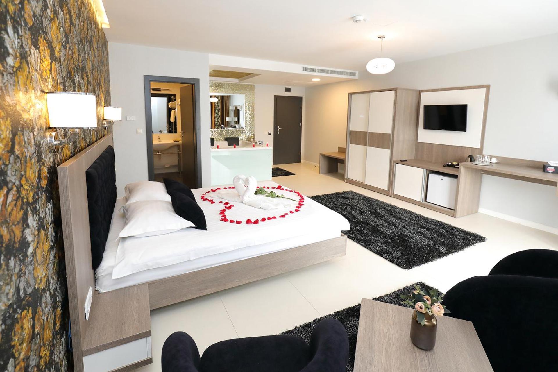 Queen Room with Spa Bath, balcony and pool view - Photo 5
