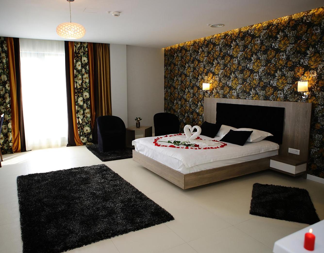 Queen Room with Spa Bath, balcony and pool view - Photo 4