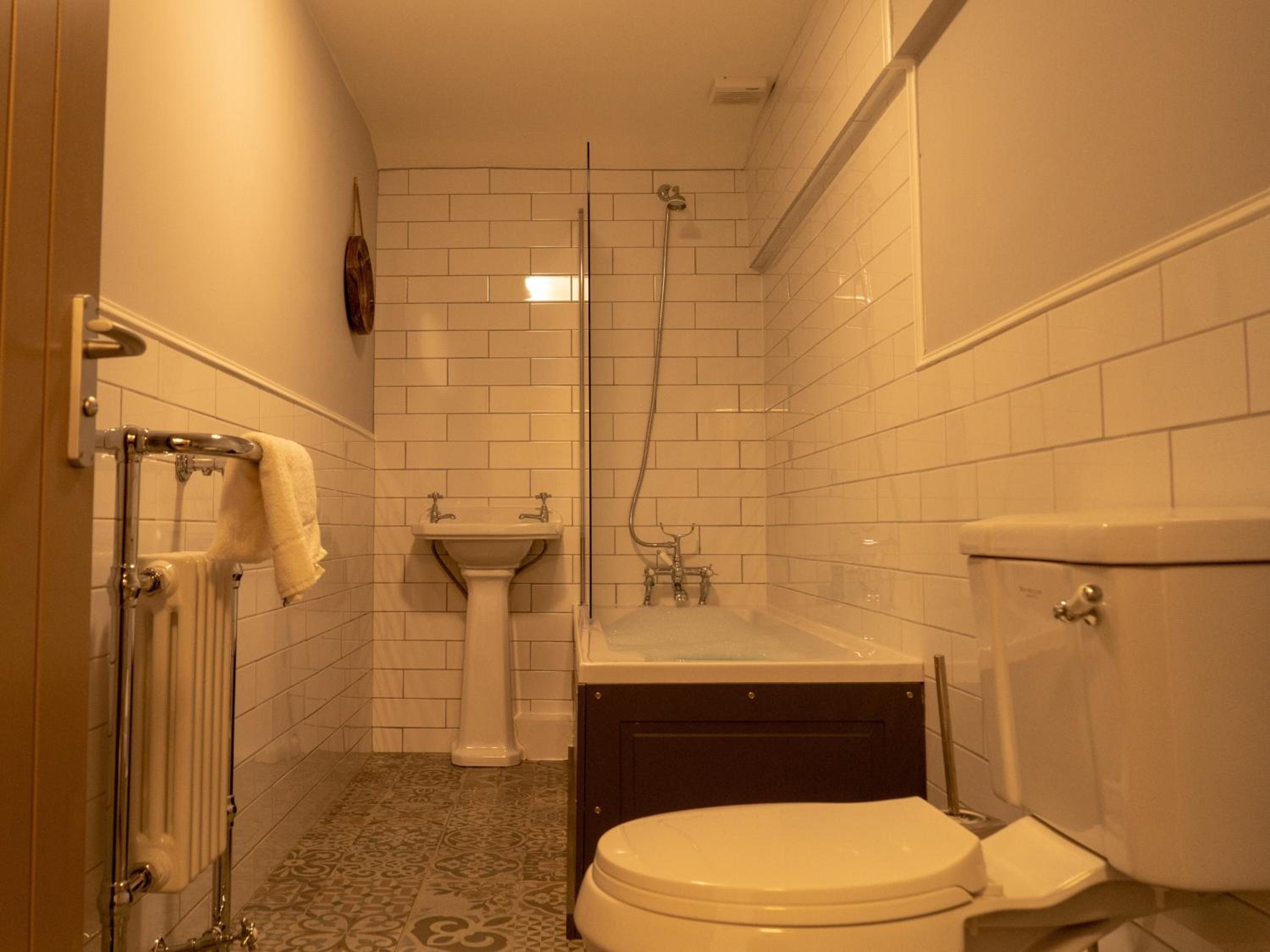 Double Room with Private Bathroom - Photo 7