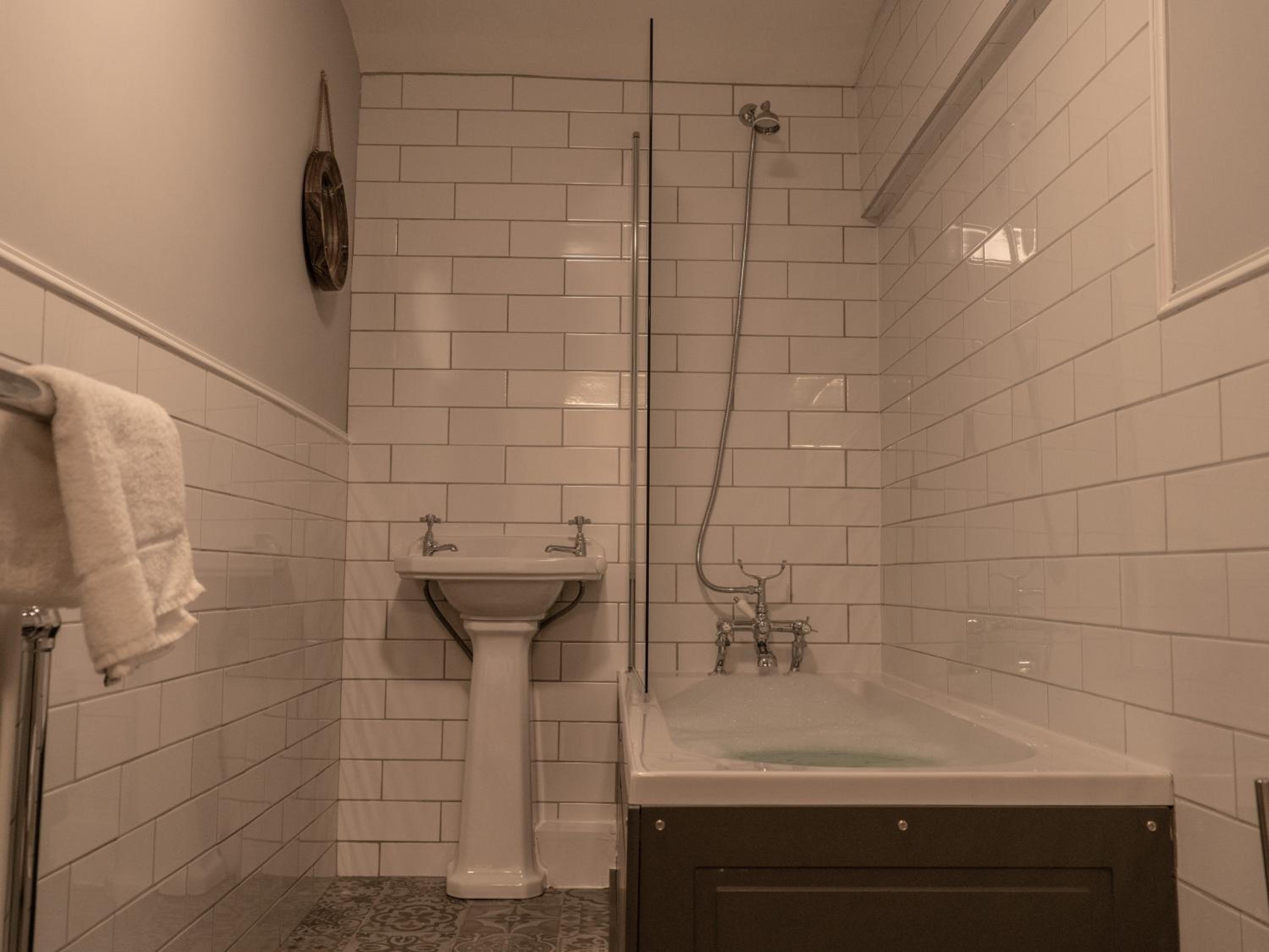 Double Room with Private Bathroom - Photo 6