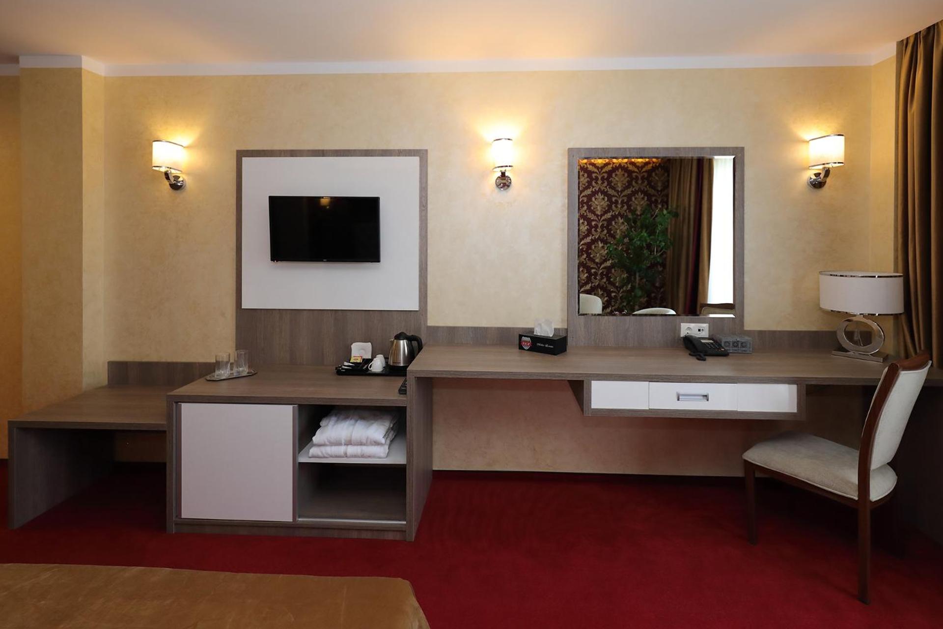 Deluxe Double Room with Balcony - Photo 36