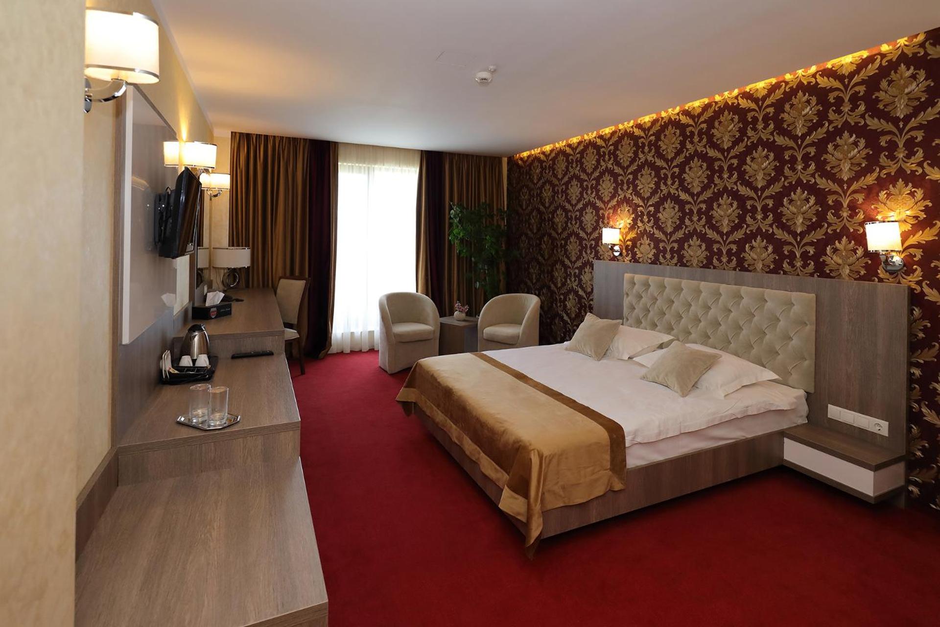 Deluxe Double Room with Balcony - Photo 34