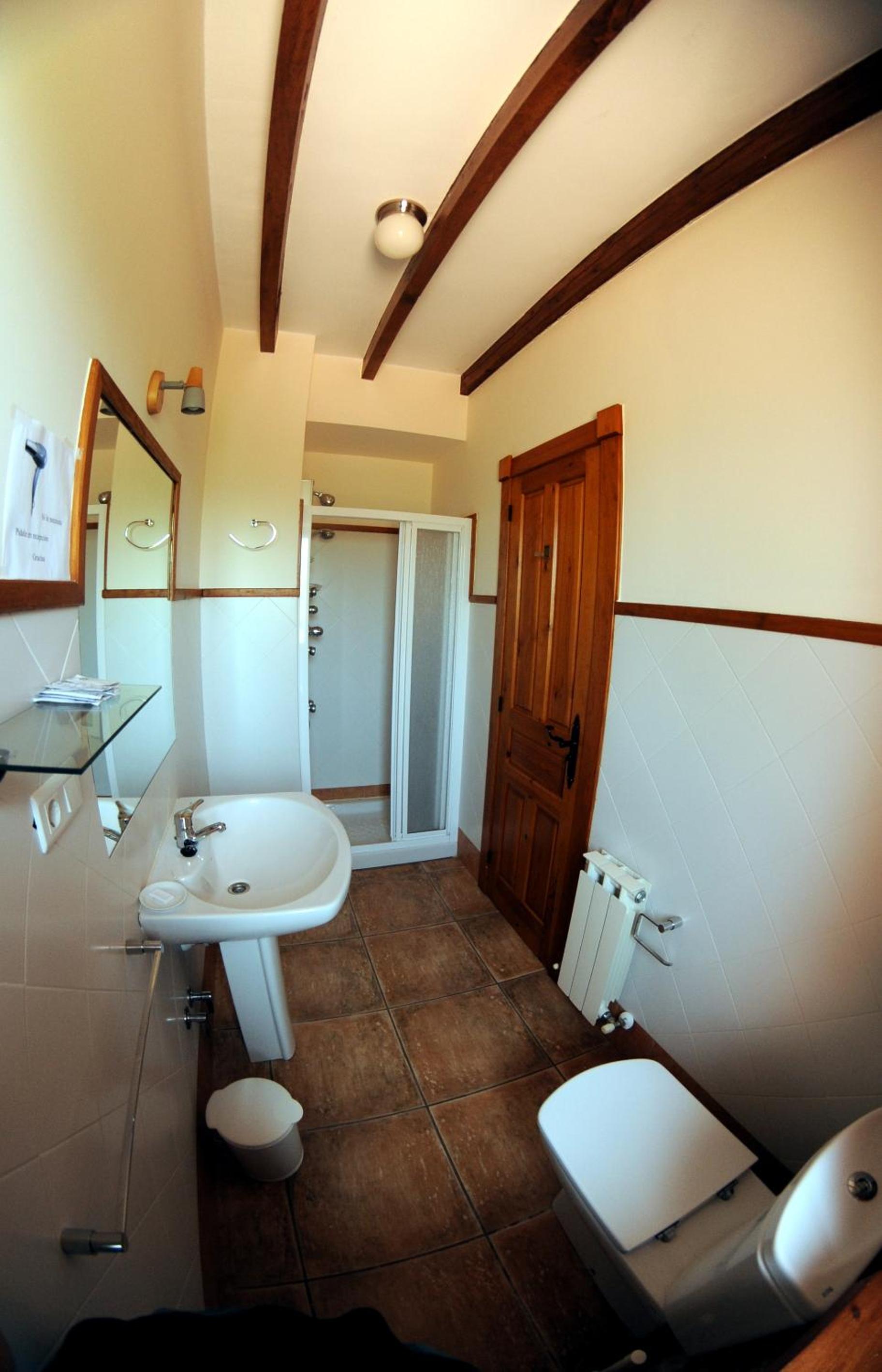 Double Room with Private Bathroom - Photo 2