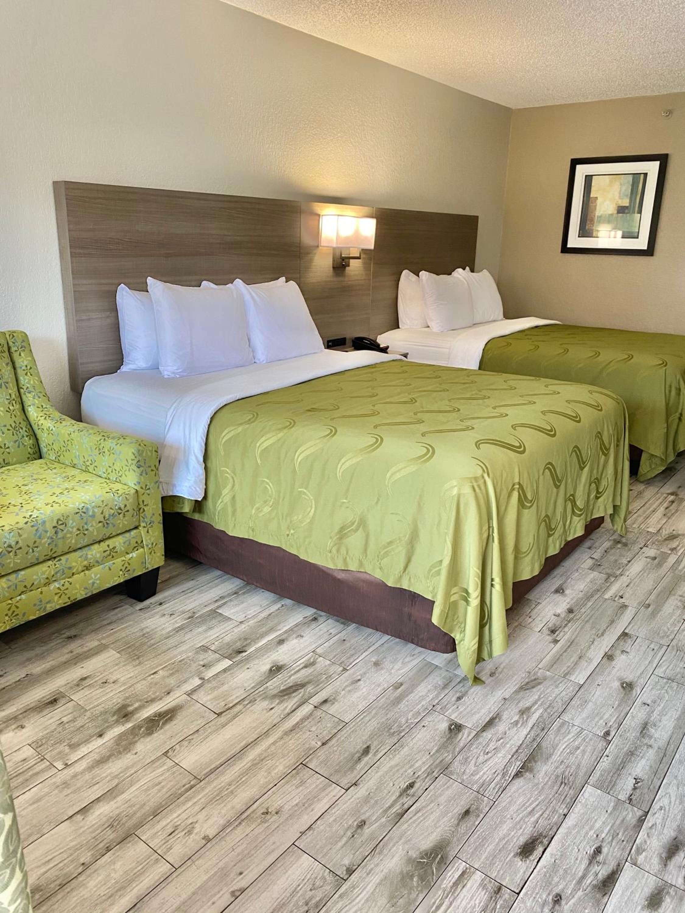 Queen Room with Two Queen Beds - Non-Smoking - Photo 7