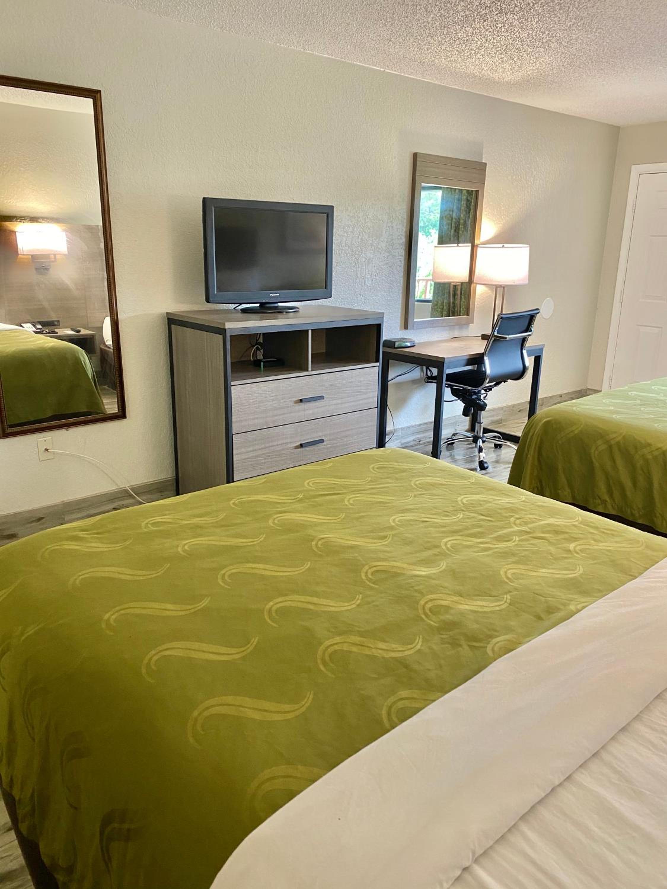 Queen Room with Two Queen Beds - Non-Smoking - Photo 5