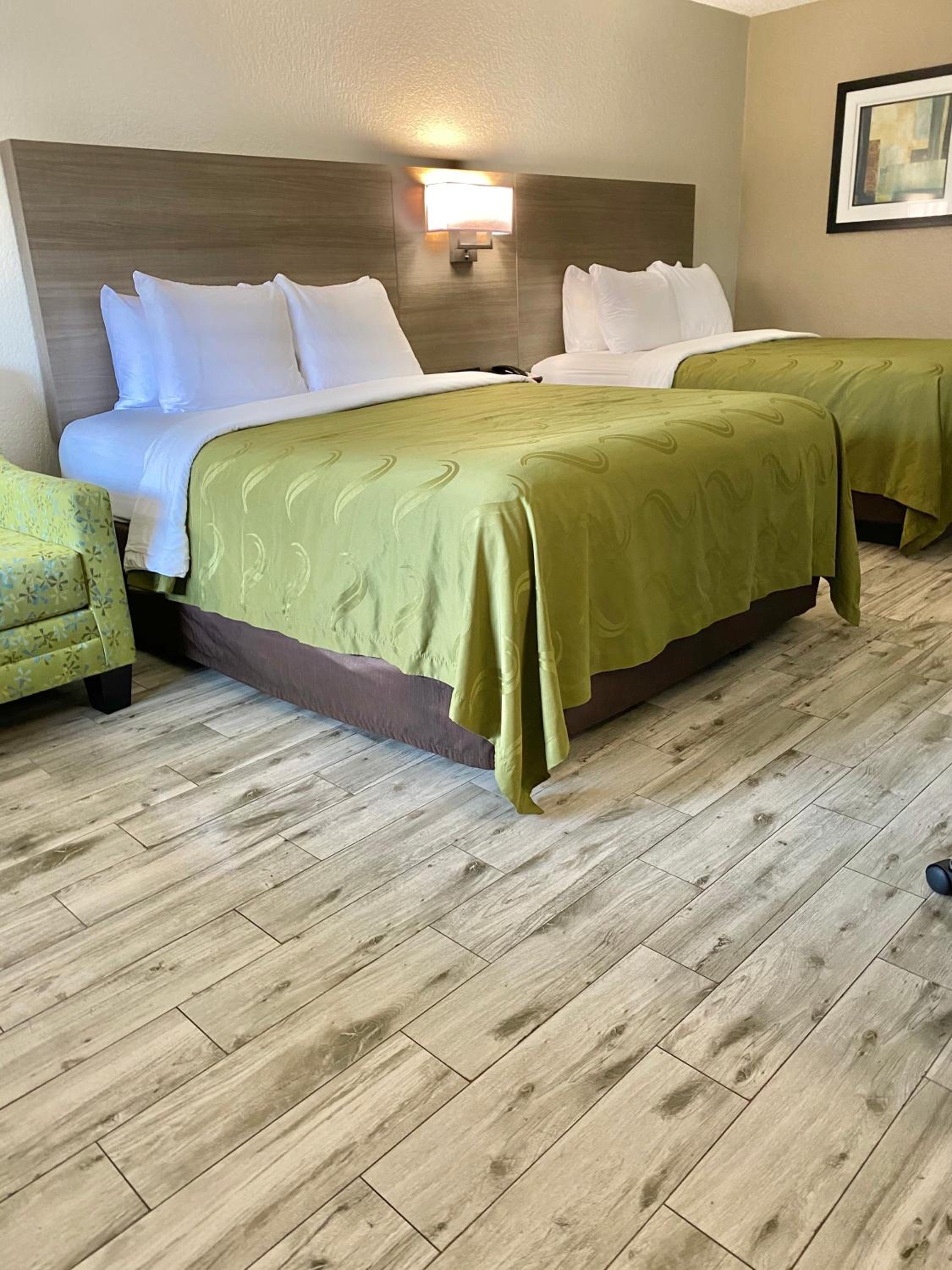 Queen Room with Two Queen Beds - Non-Smoking - Photo 9