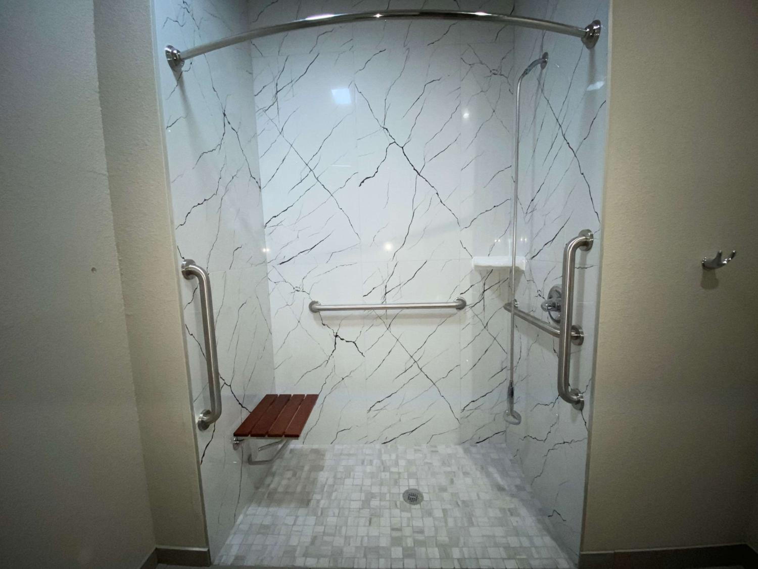 King Room with Roll-in Shower - Disability Access/Non-Smoking - Photo 7