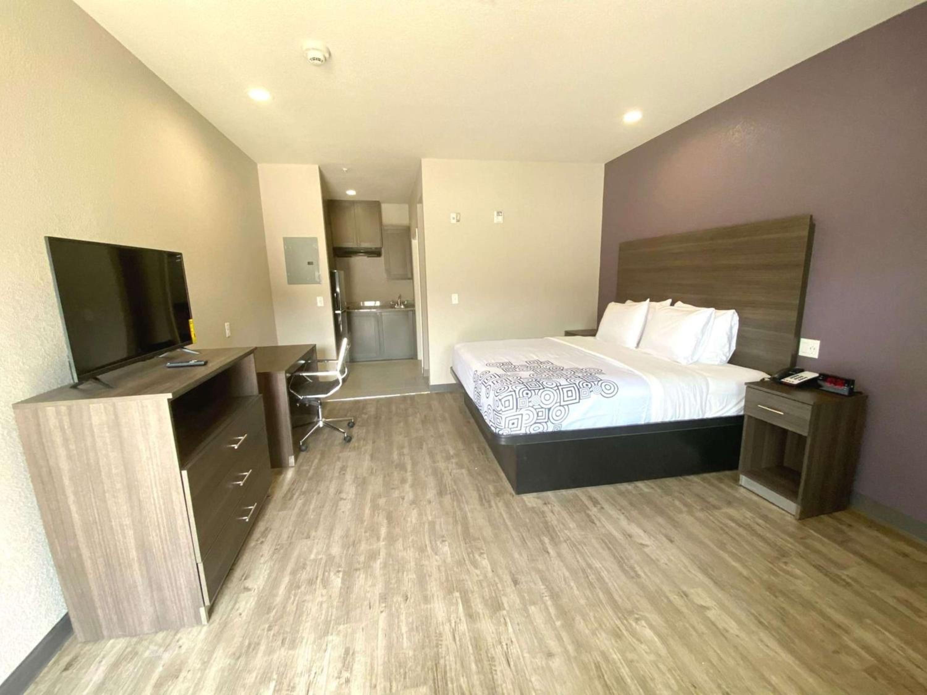 King Suite with Kitchenette - Photo 1