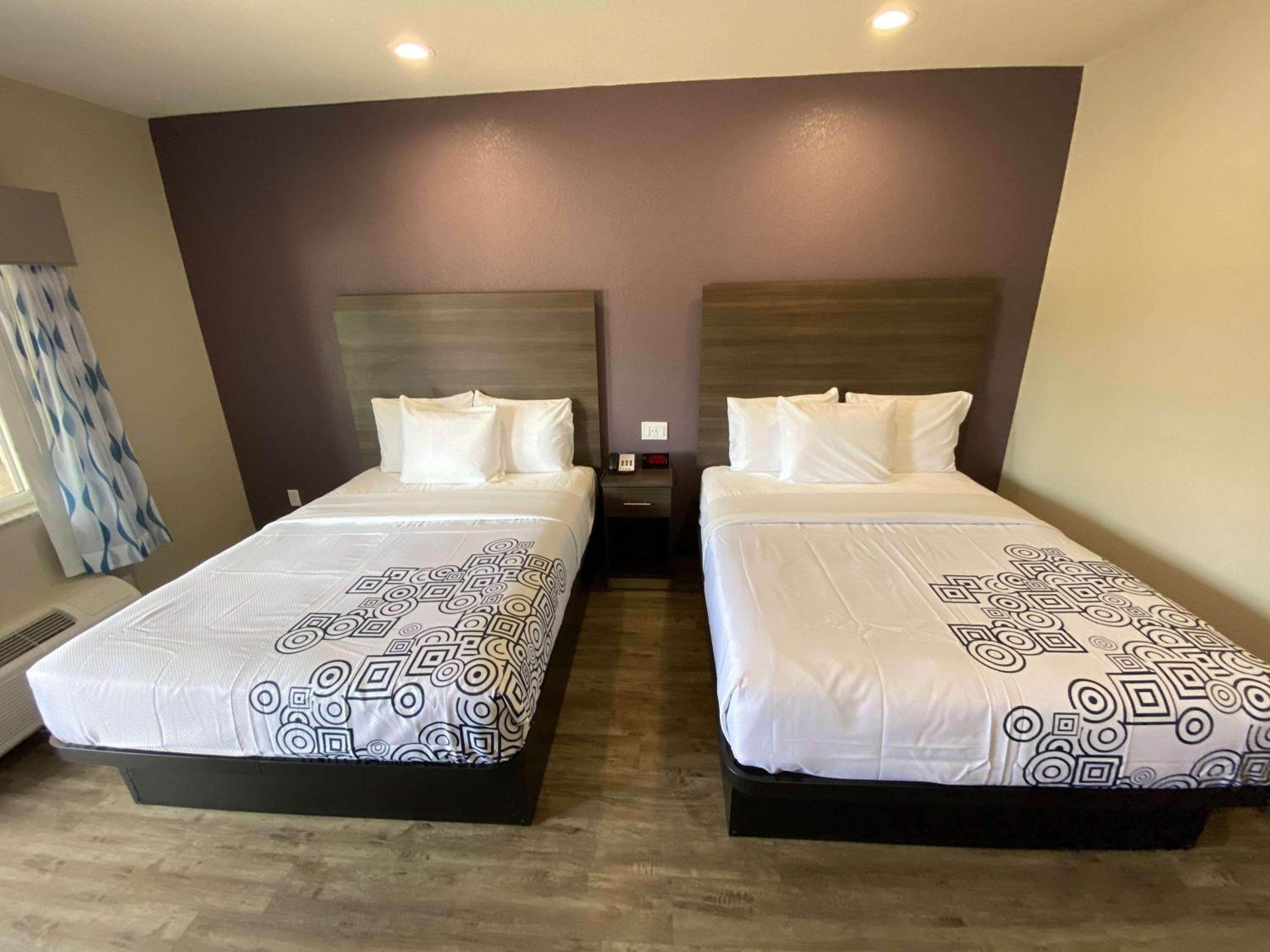 Queen Room with Two Queen Beds - Photo 3