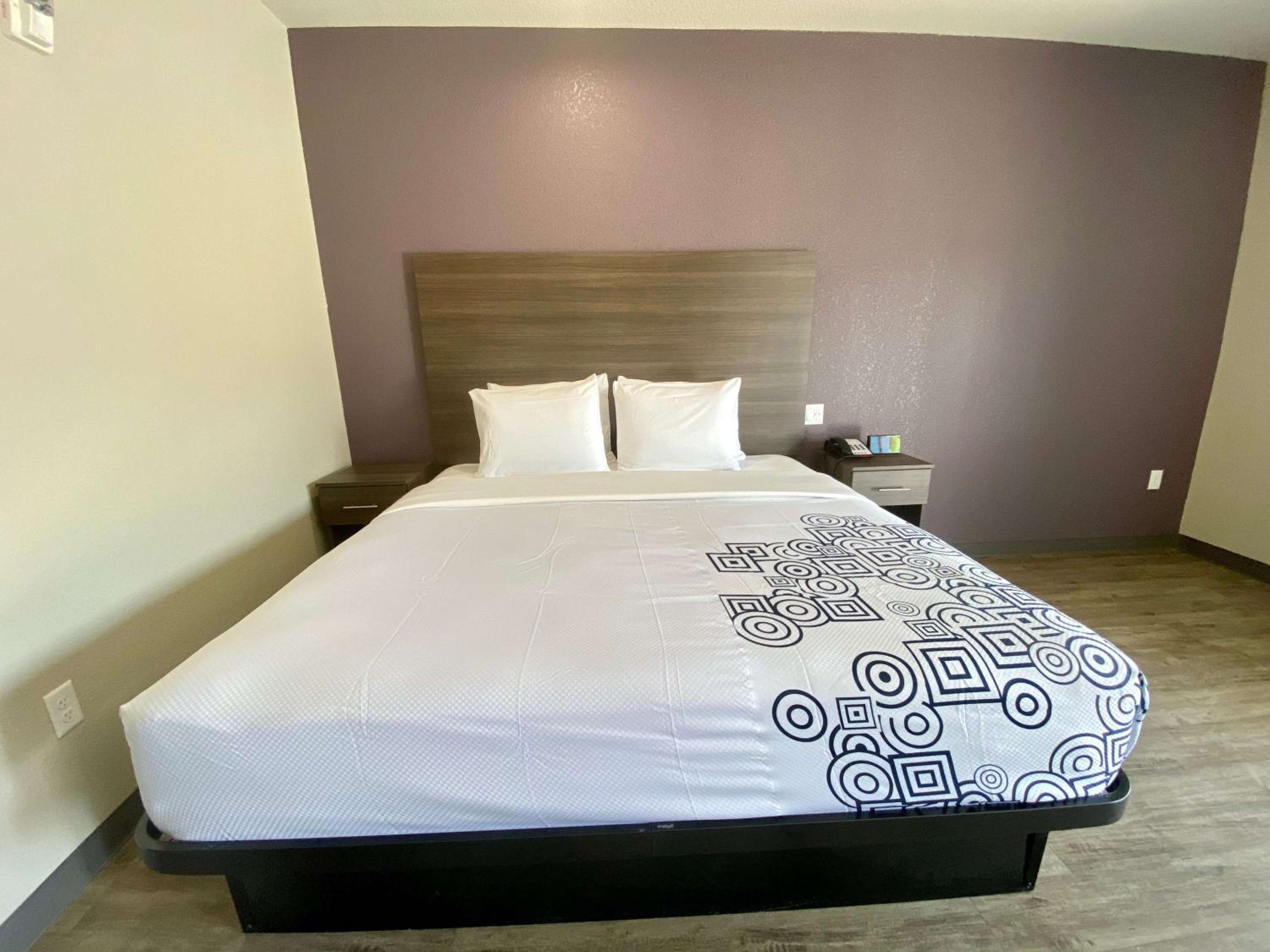 King Room with Roll-in Shower - Disability Access/Non-Smoking - Photo 8
