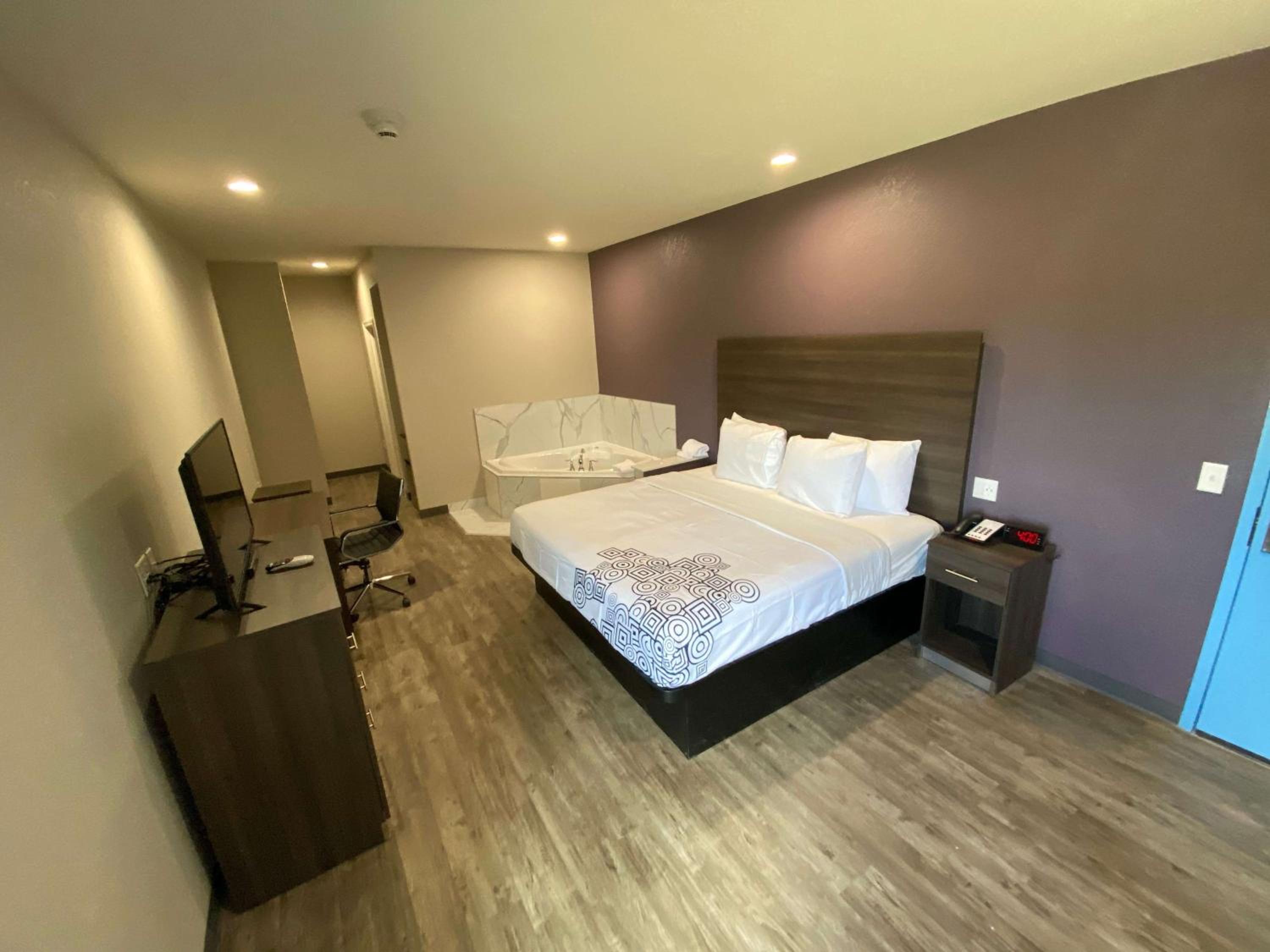 King Suite with Spa Bath - Photo 7