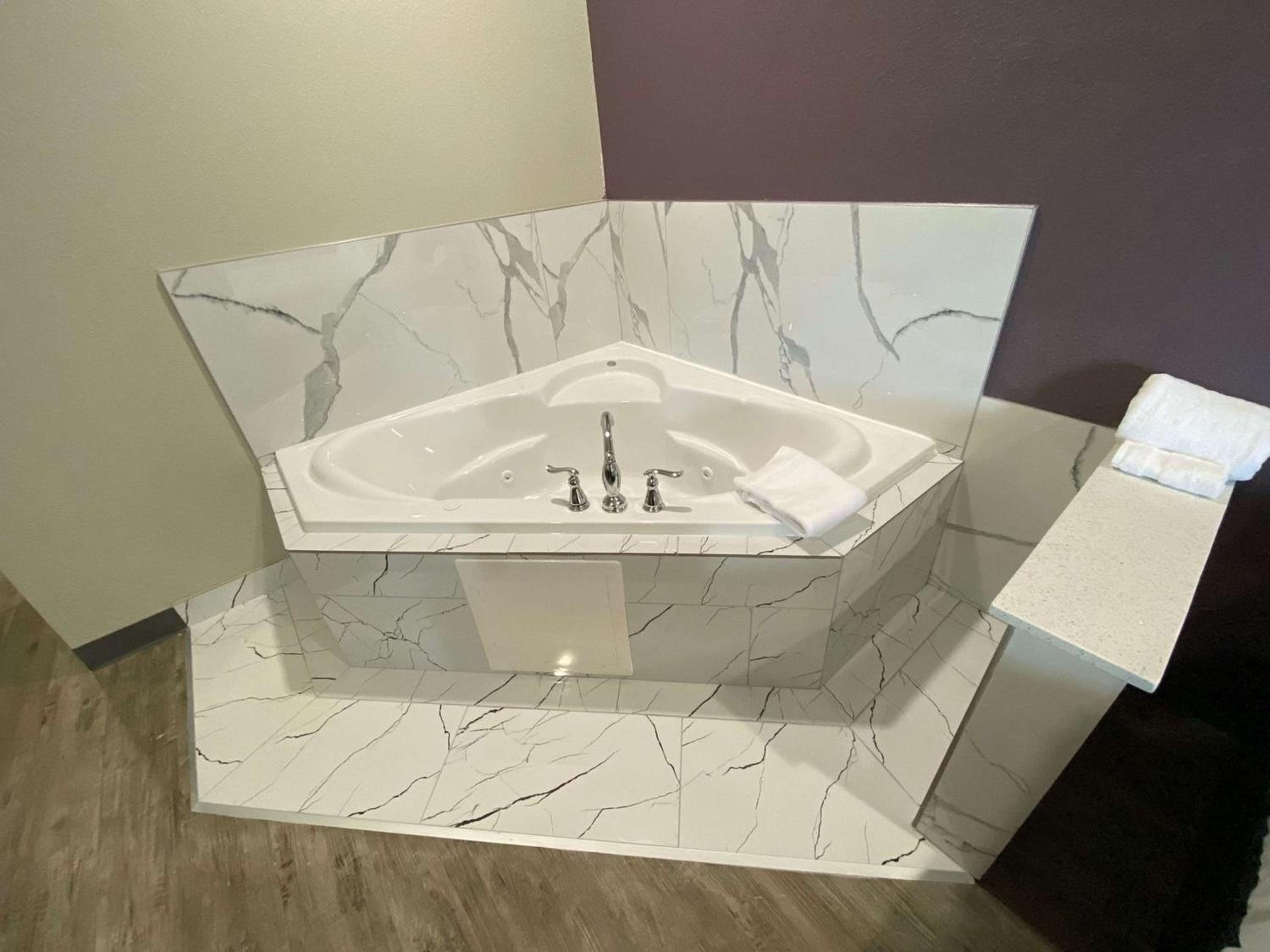 King Suite with Spa Bath - Photo 8