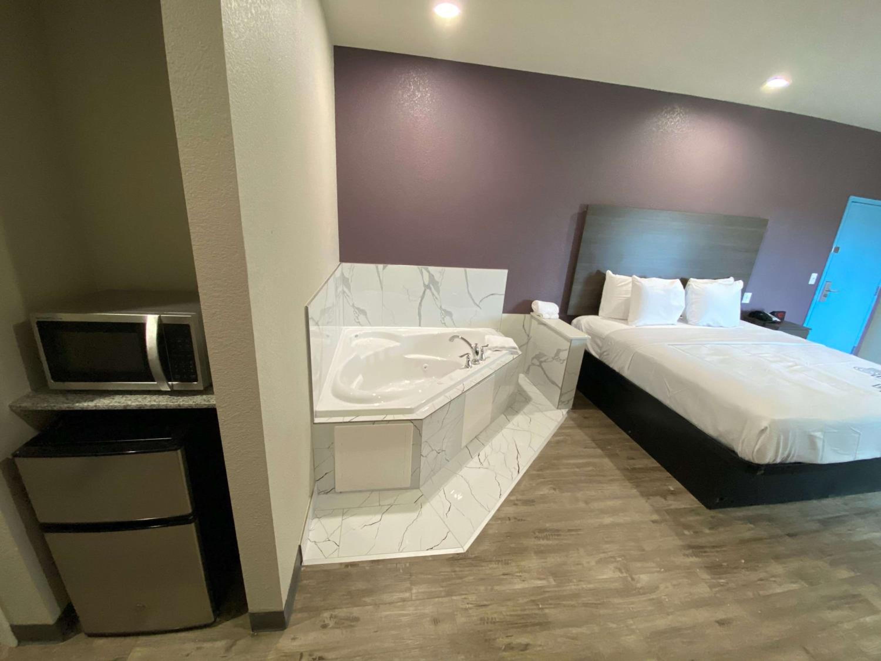 King Suite with Spa Bath - Photo 1