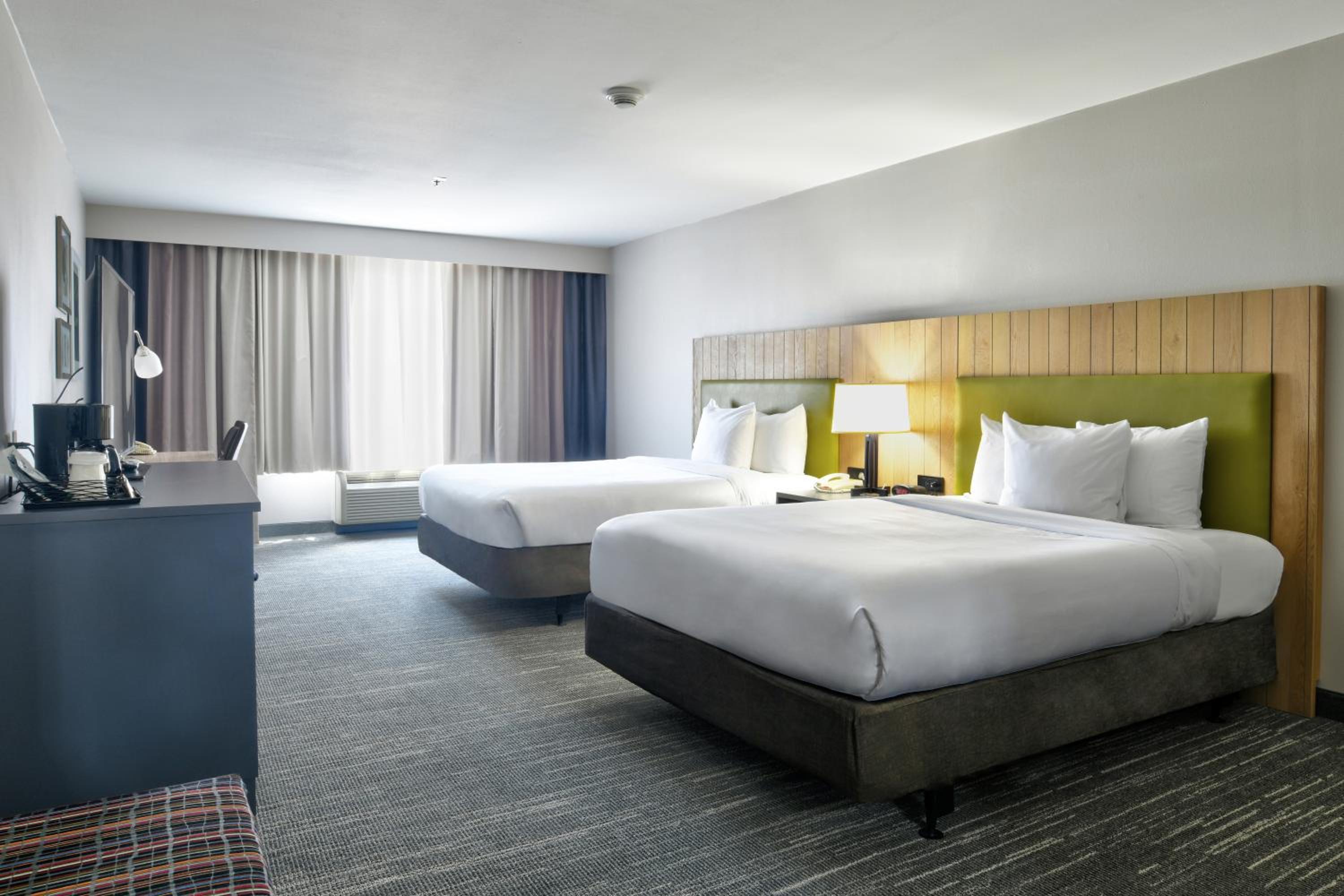 Queen Room with Two Queen Beds - Photo 3