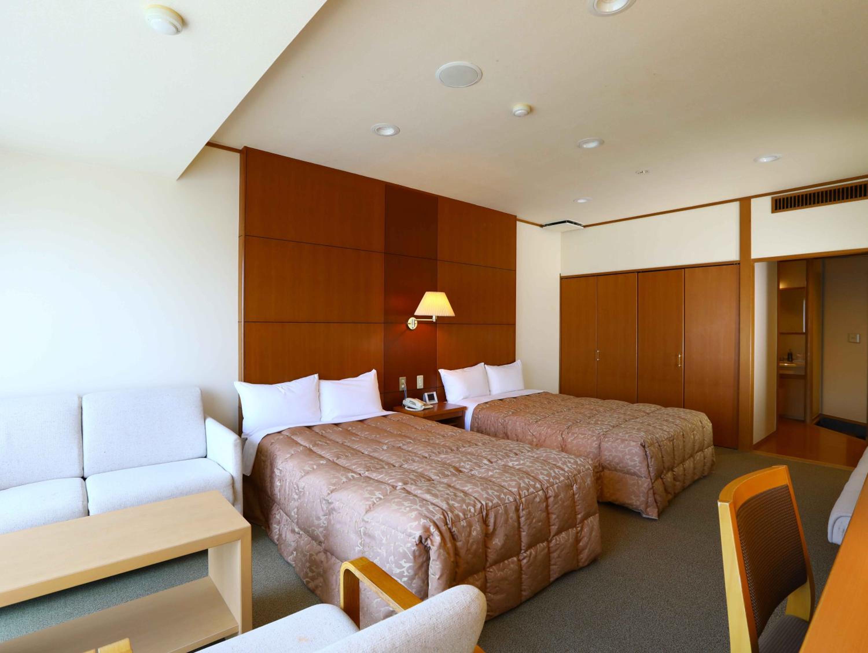 Twin Room with Shared Bathroom - Non-Smoking photo 3