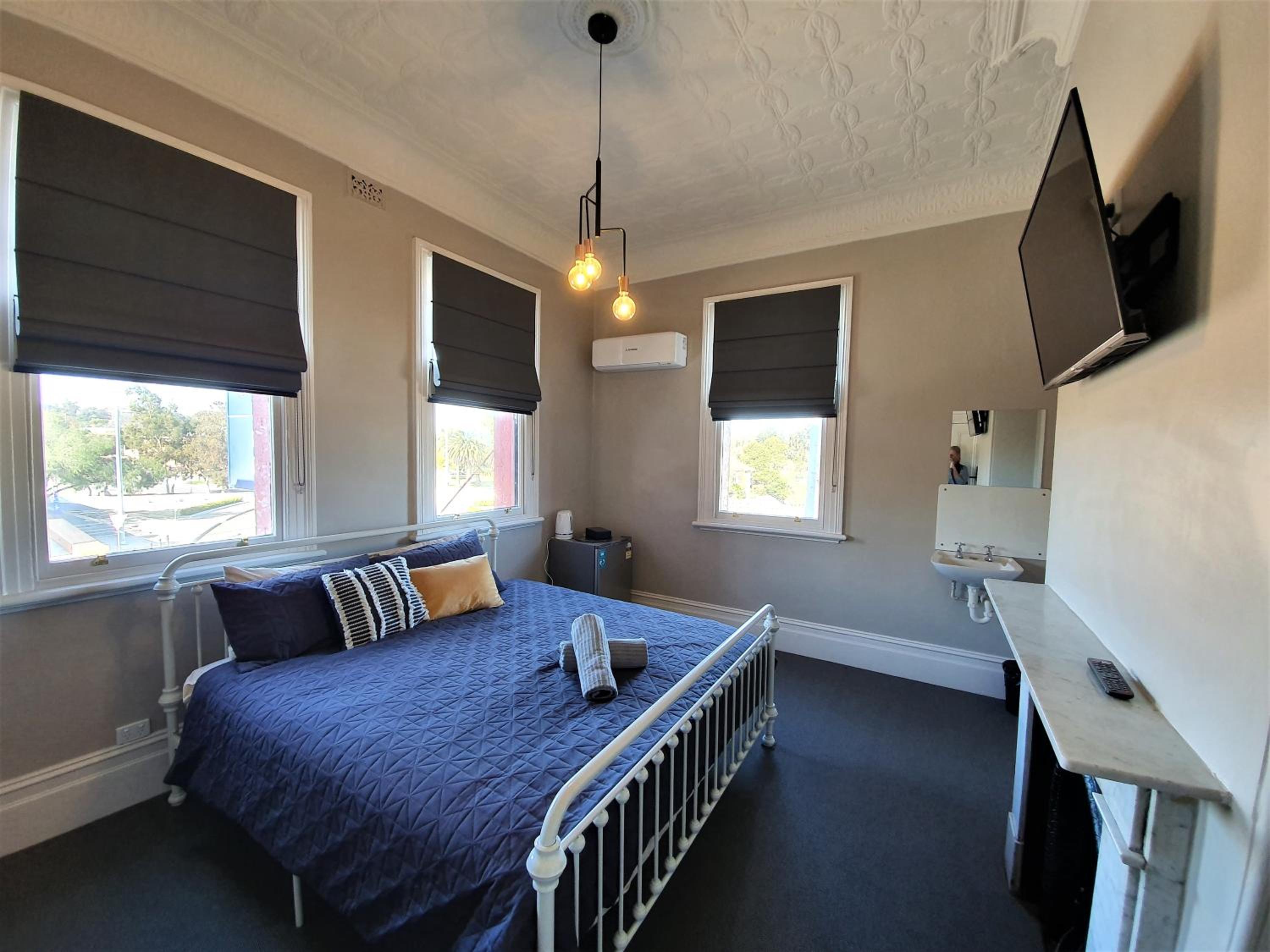 Deluxe King Room - Photo 3