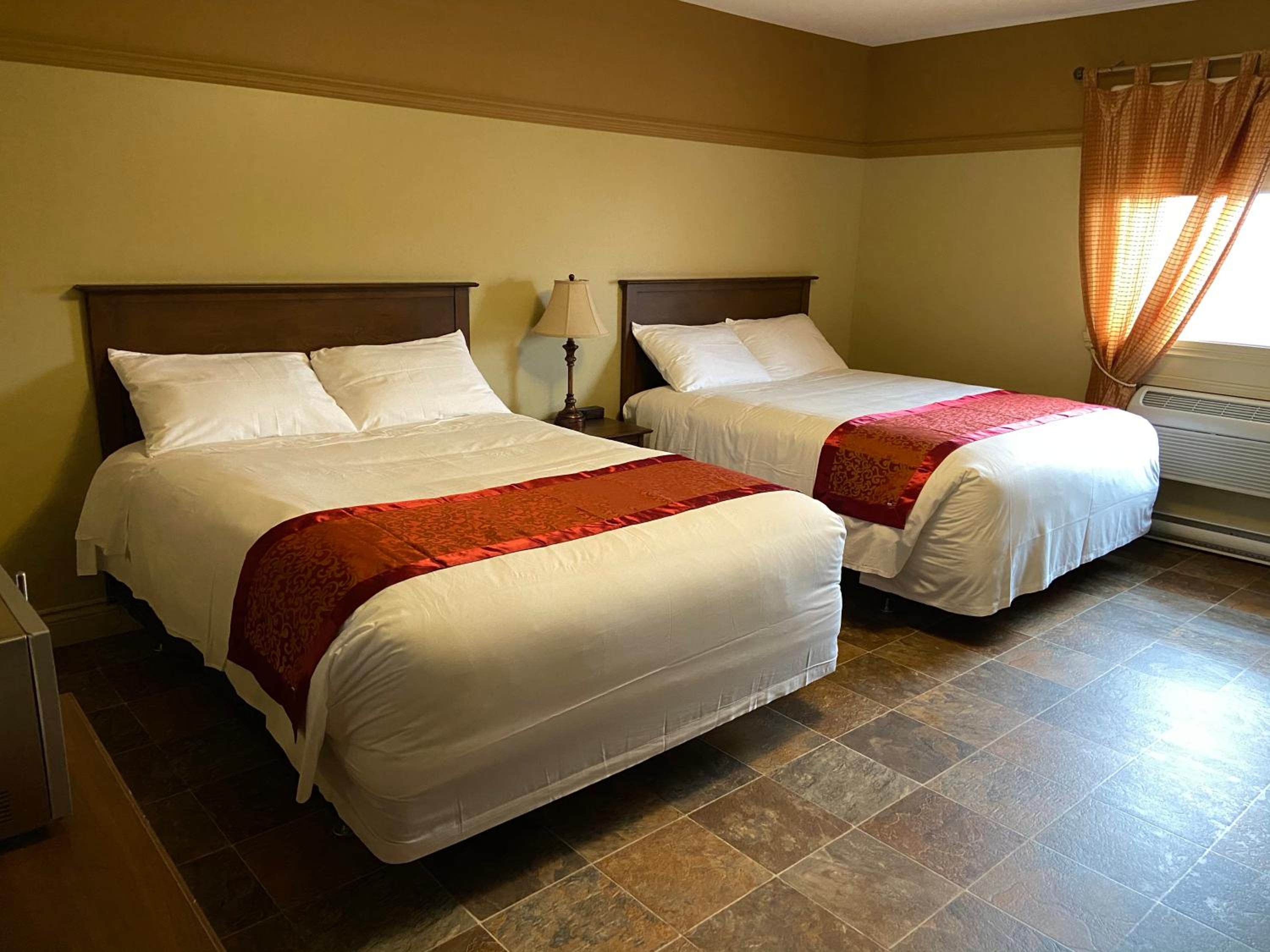 Deluxe Room with Two Queen Beds photo 1