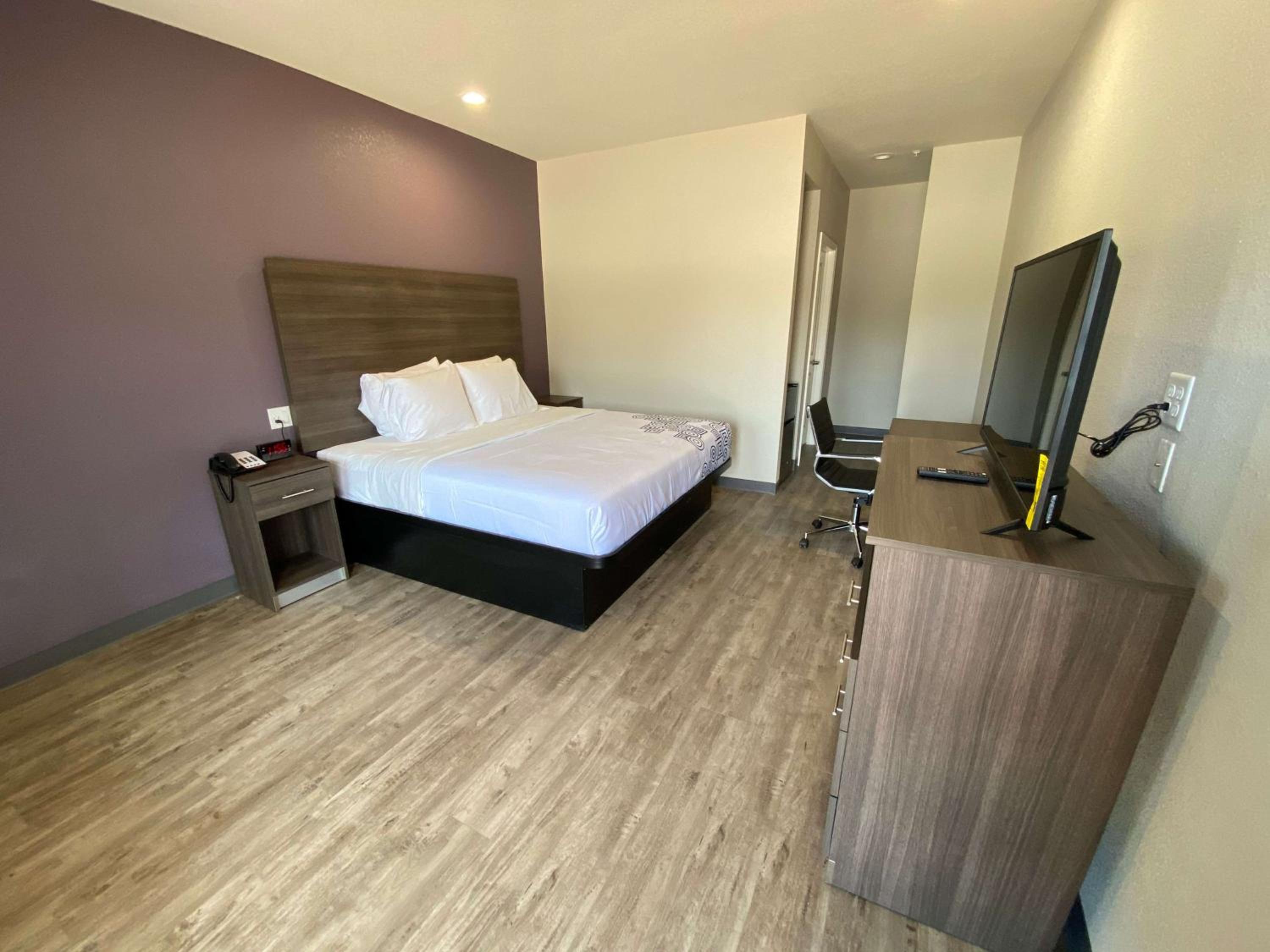 King Room - Non-Smoking - Photo 2