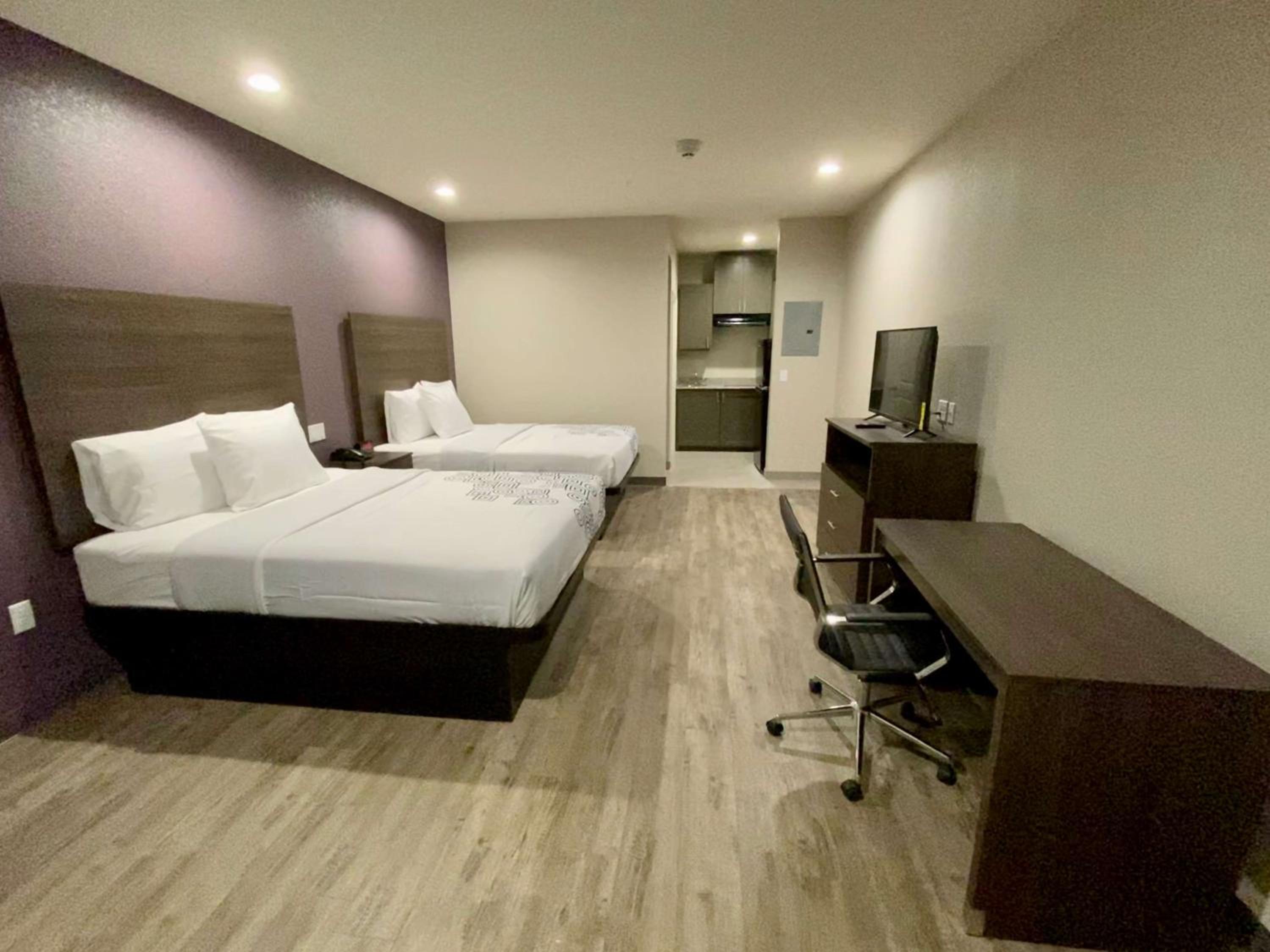 Queen Suite with Two Queen Beds - Photo 4