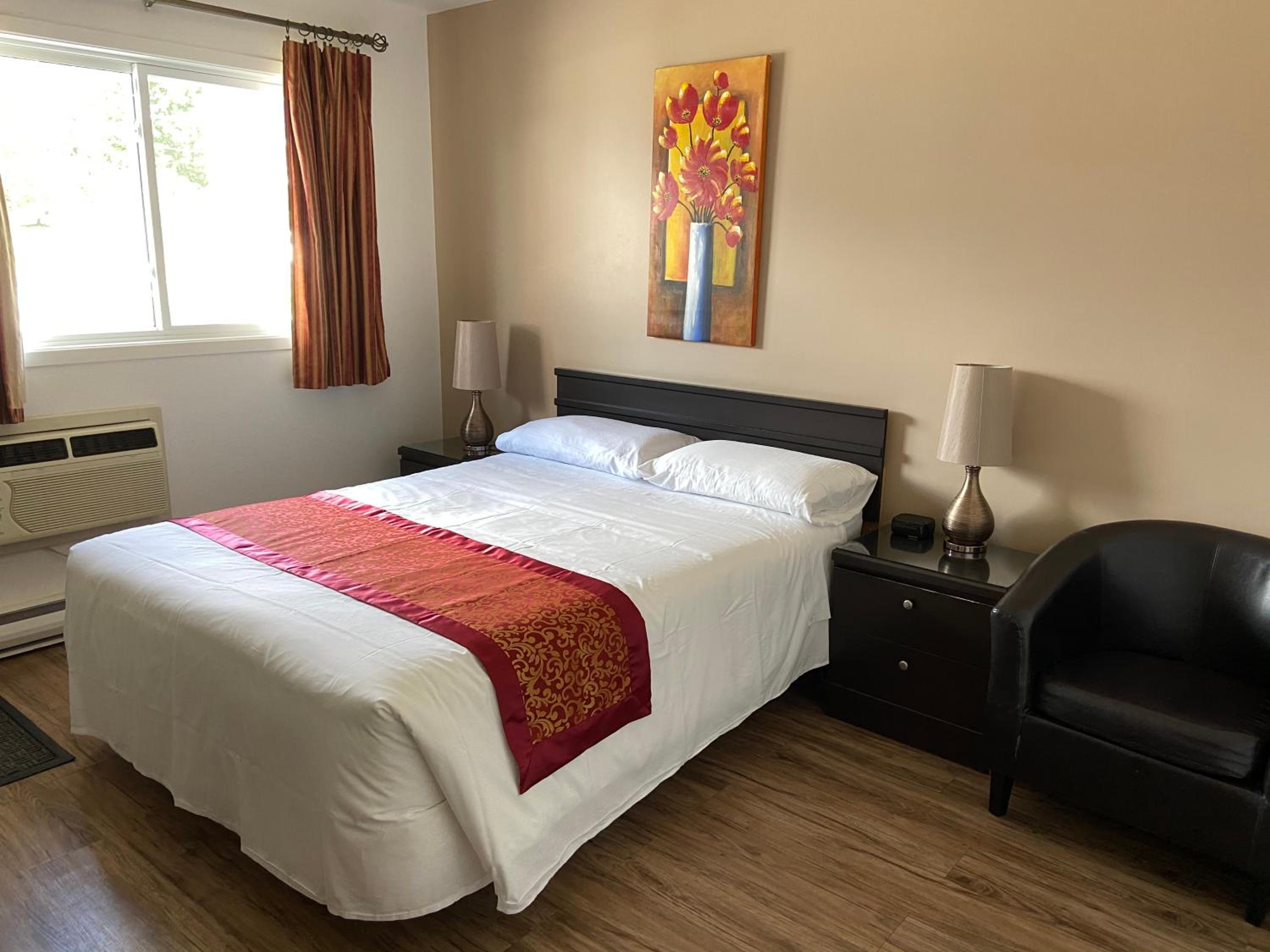 Standard Room with One Queen Bed photo 1