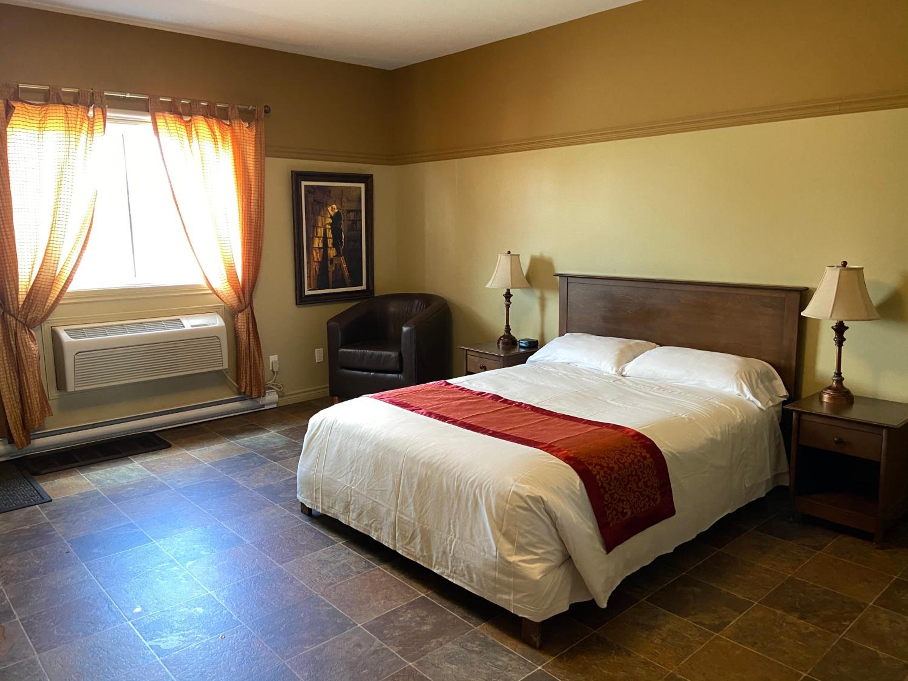 Deluxe Room with One Queen Bed photo 1