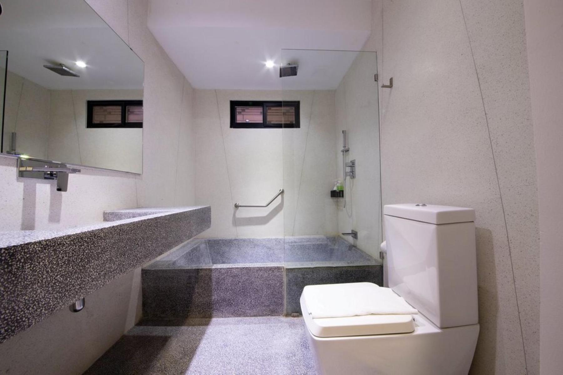 King Suite - Photo 3