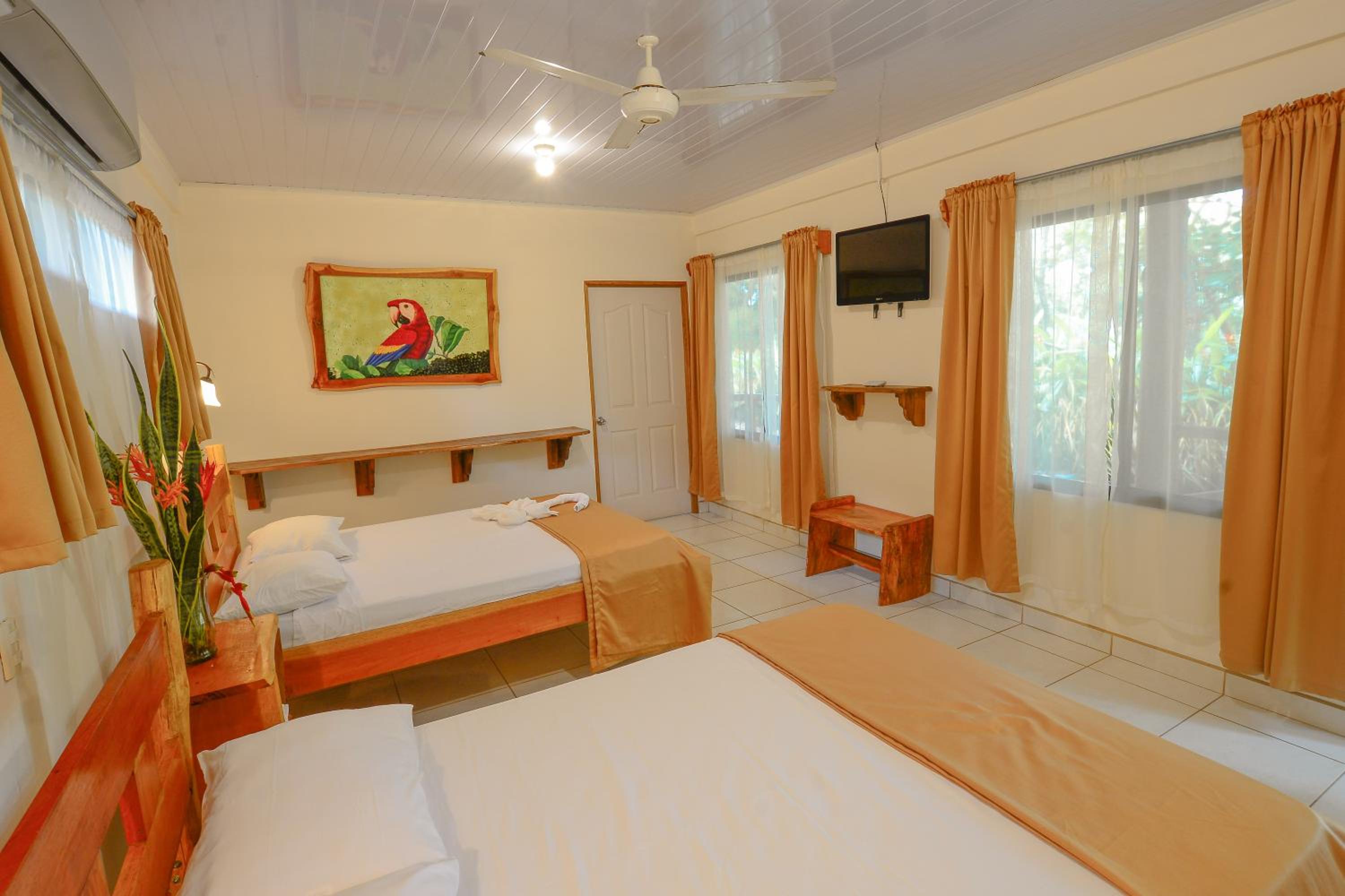 Queen Room with Two Queen Beds photo 2