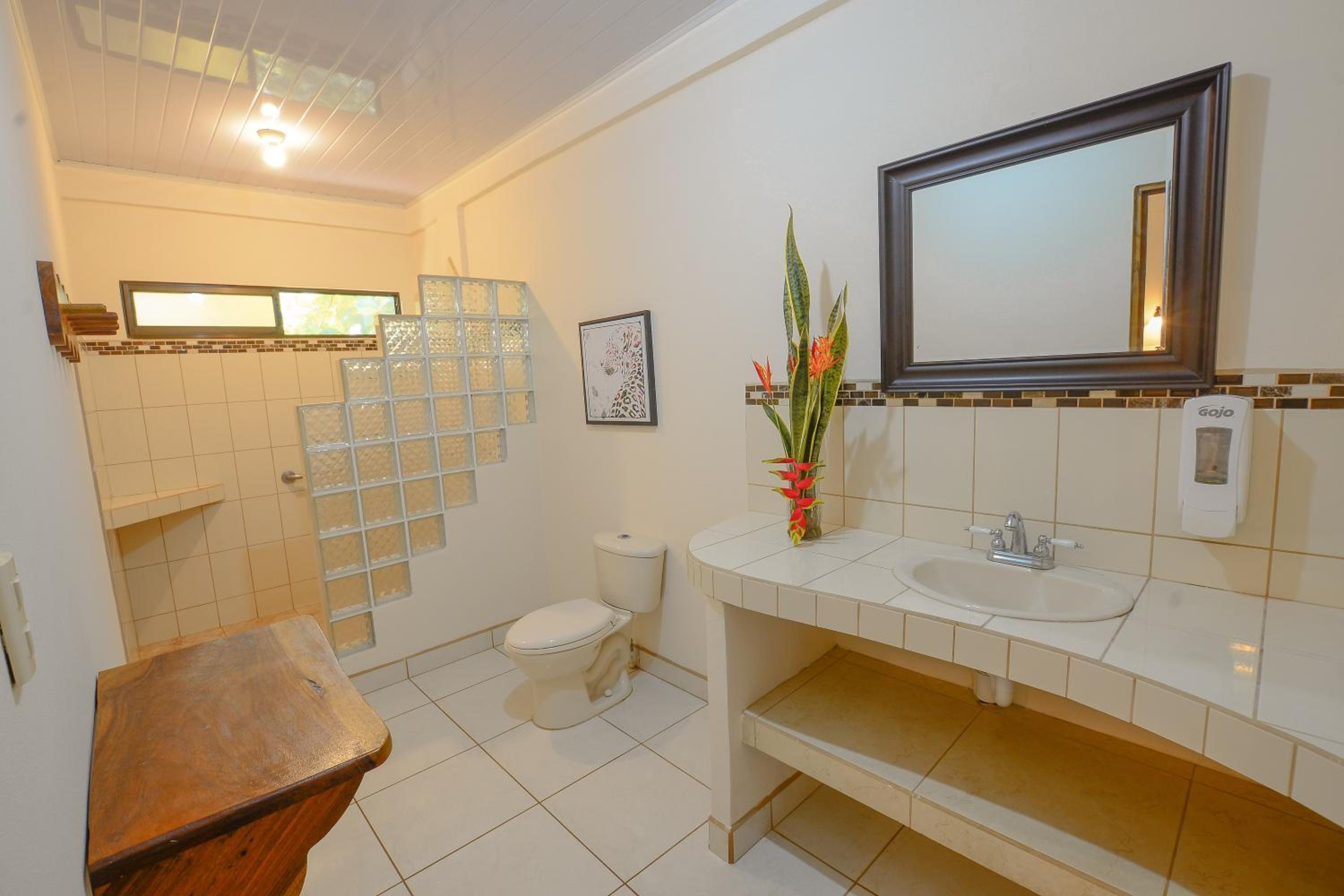 Quadruple Room - Disability Access photo 3