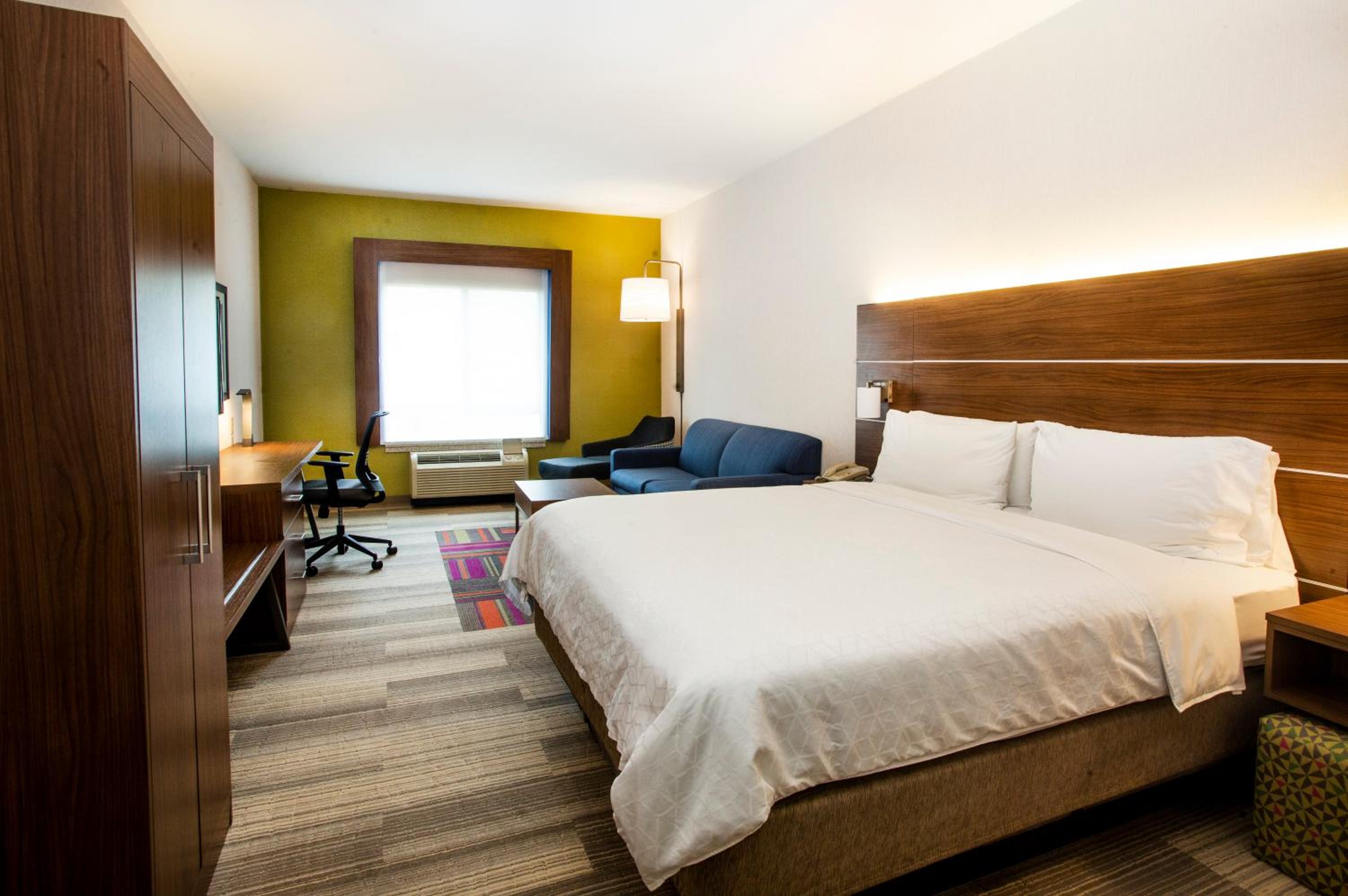 King Suite with Sofa Bed - Photo 4