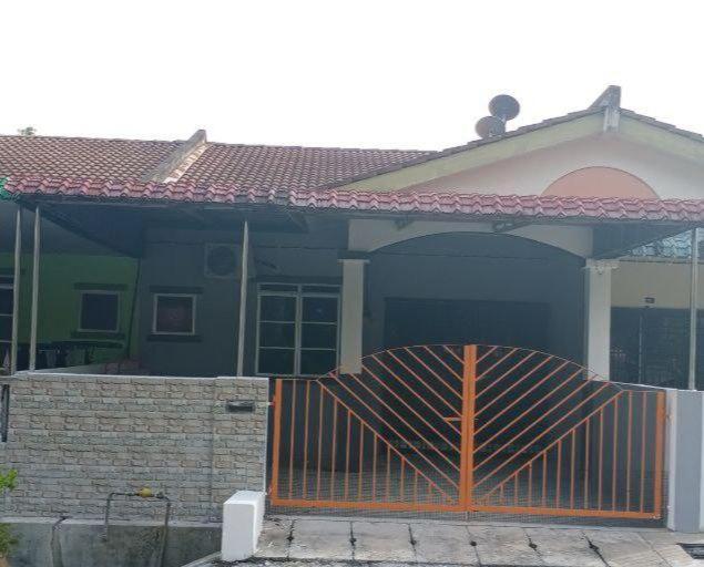 Three-Bedroom House photo 2