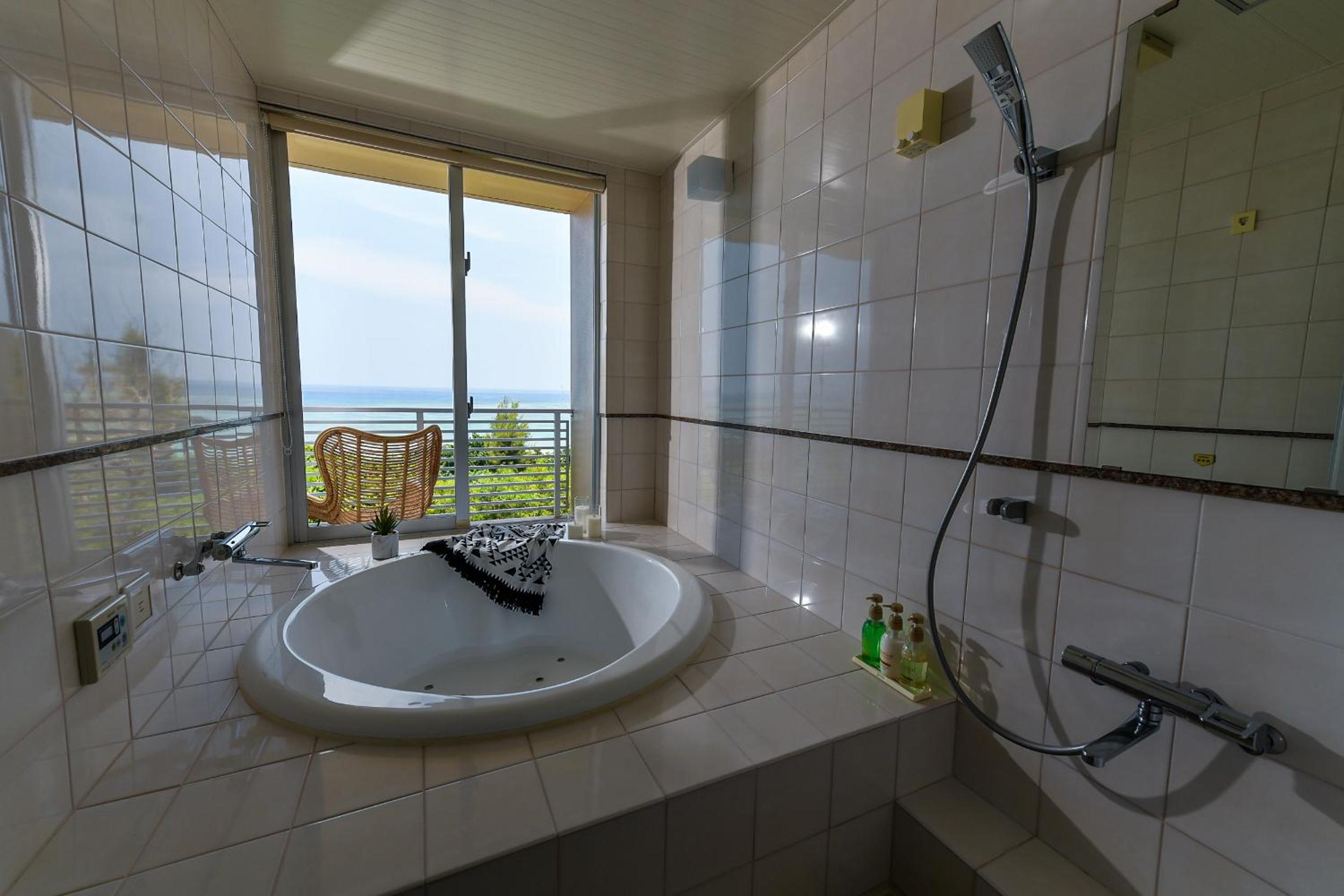 Standard Room with Sea View (Private Jacuzzi, Washing Machine) - Photo 10