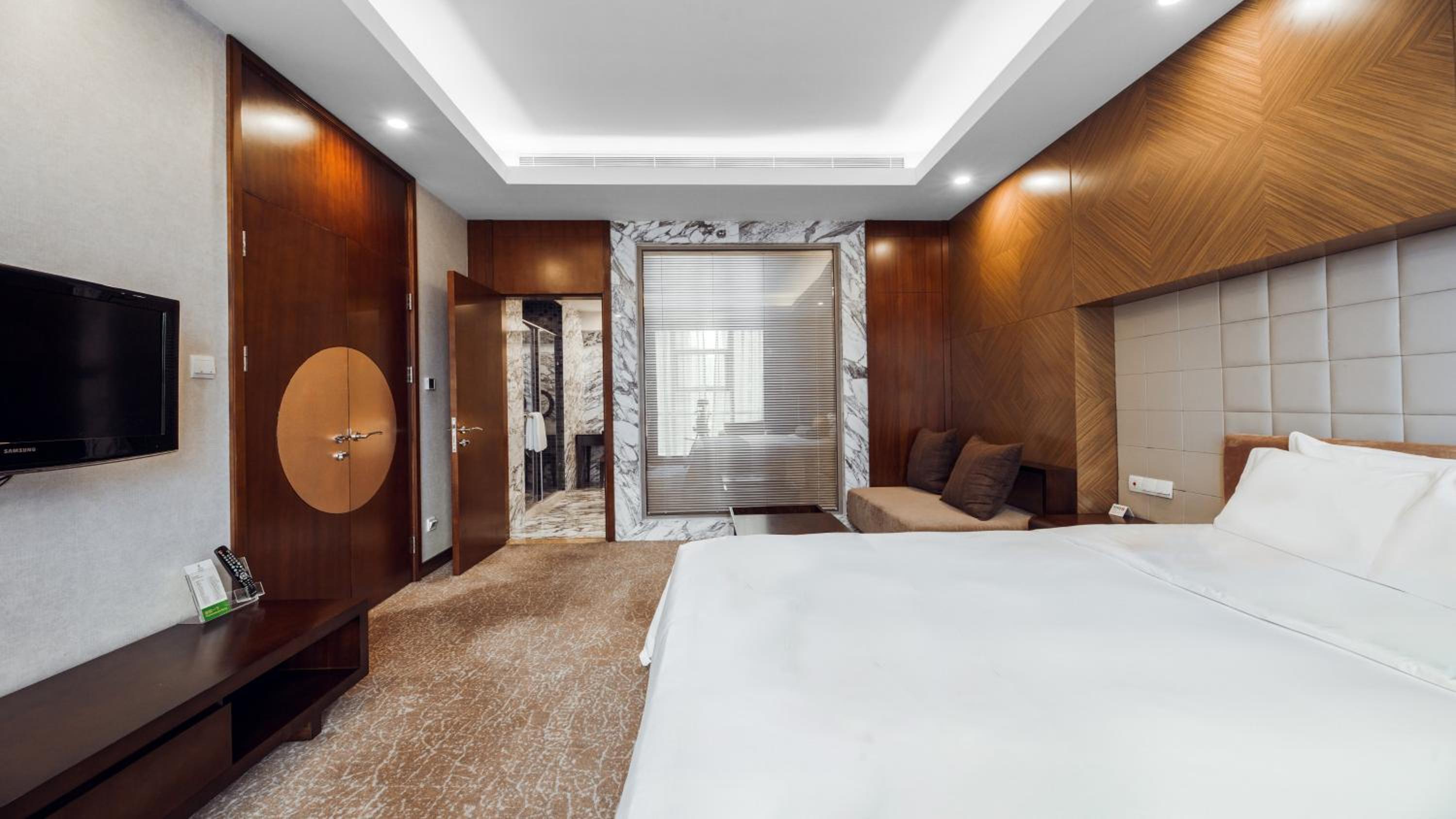 One-Bedroom King Suite photo 2