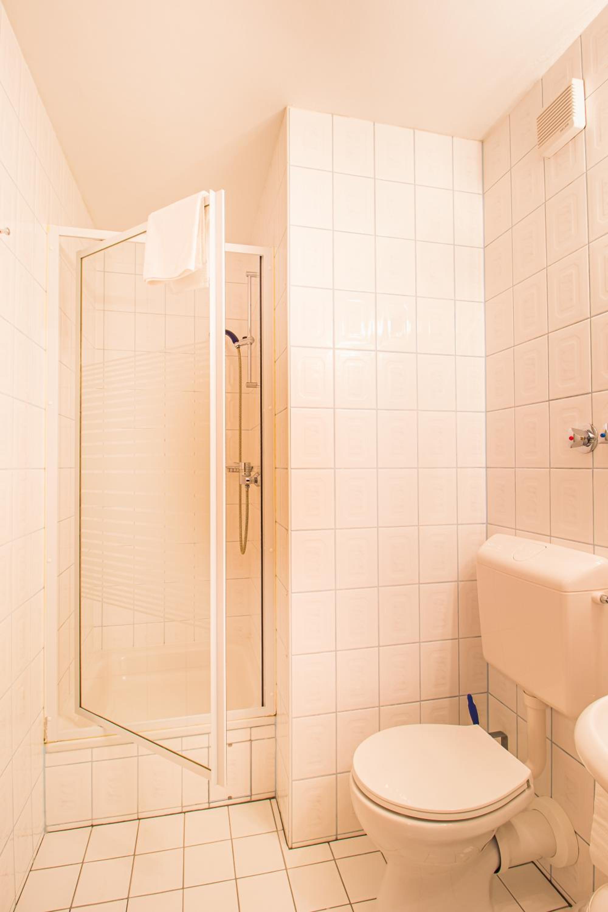 Twin Room with Bathroom photo 2