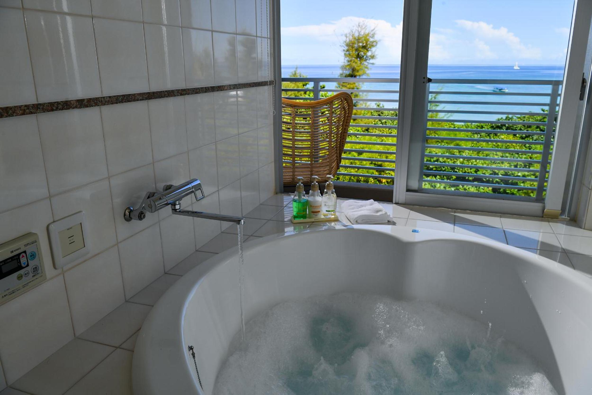 Standard Room with Sea View (Private Jacuzzi, Washing Machine) - Photo 13