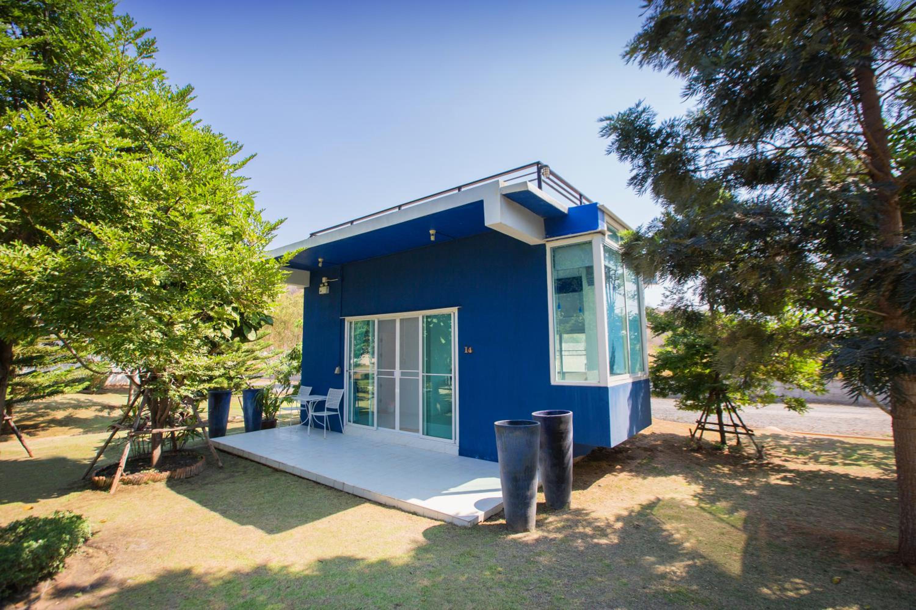 Bungalow With Garden View photo 2