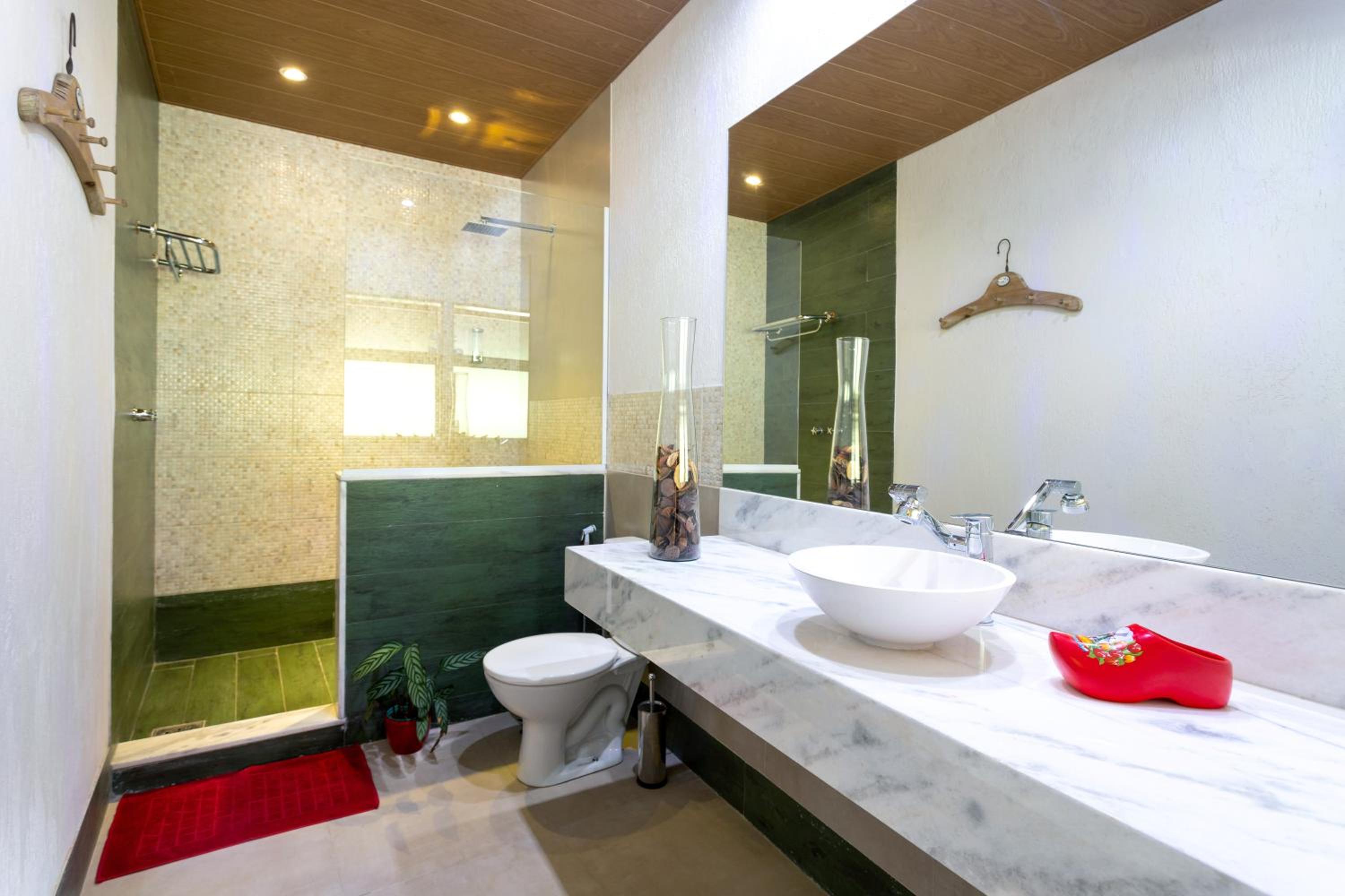 Queen Suite with Pool View photo 3