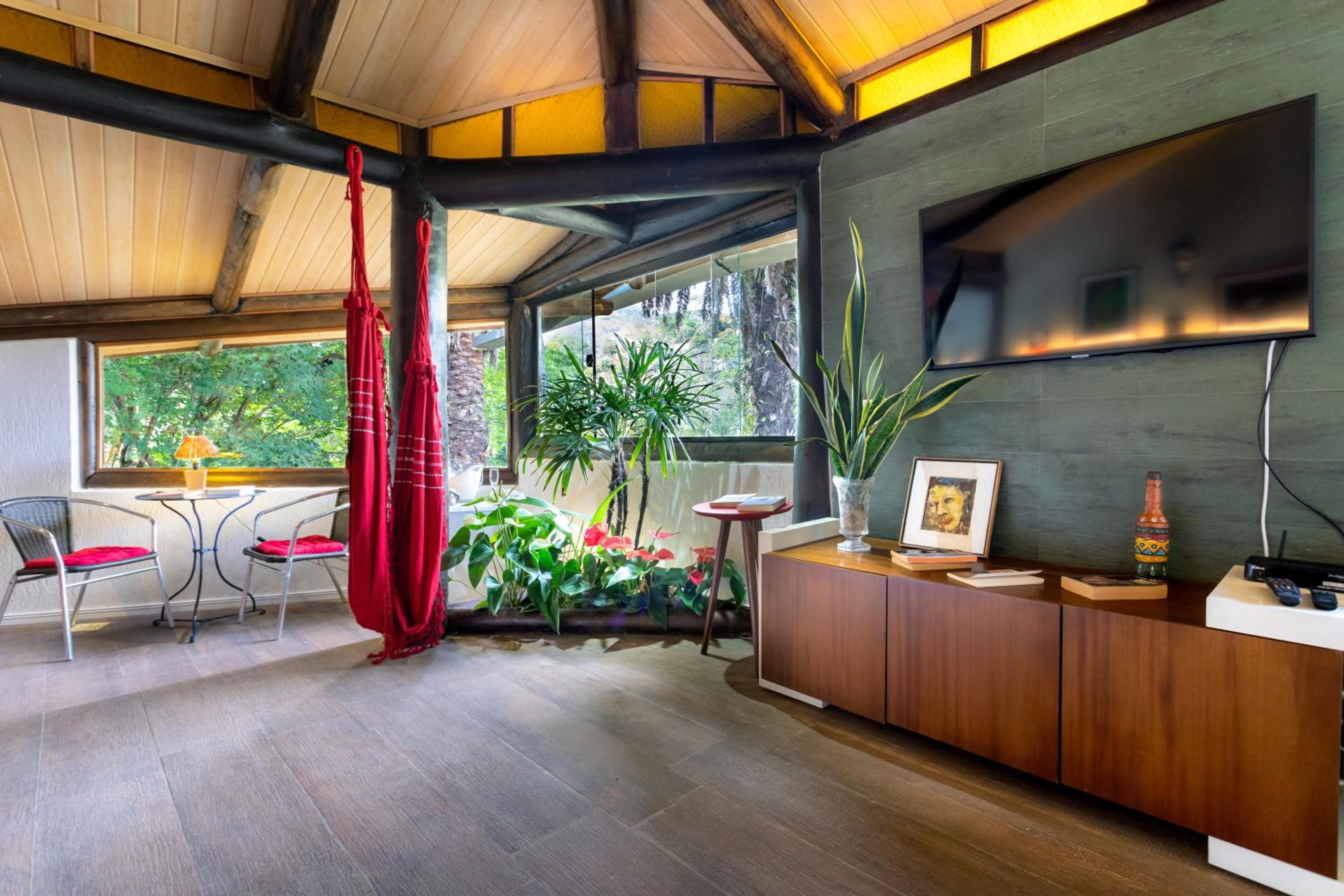 Queen Suite with Pool View photo 1