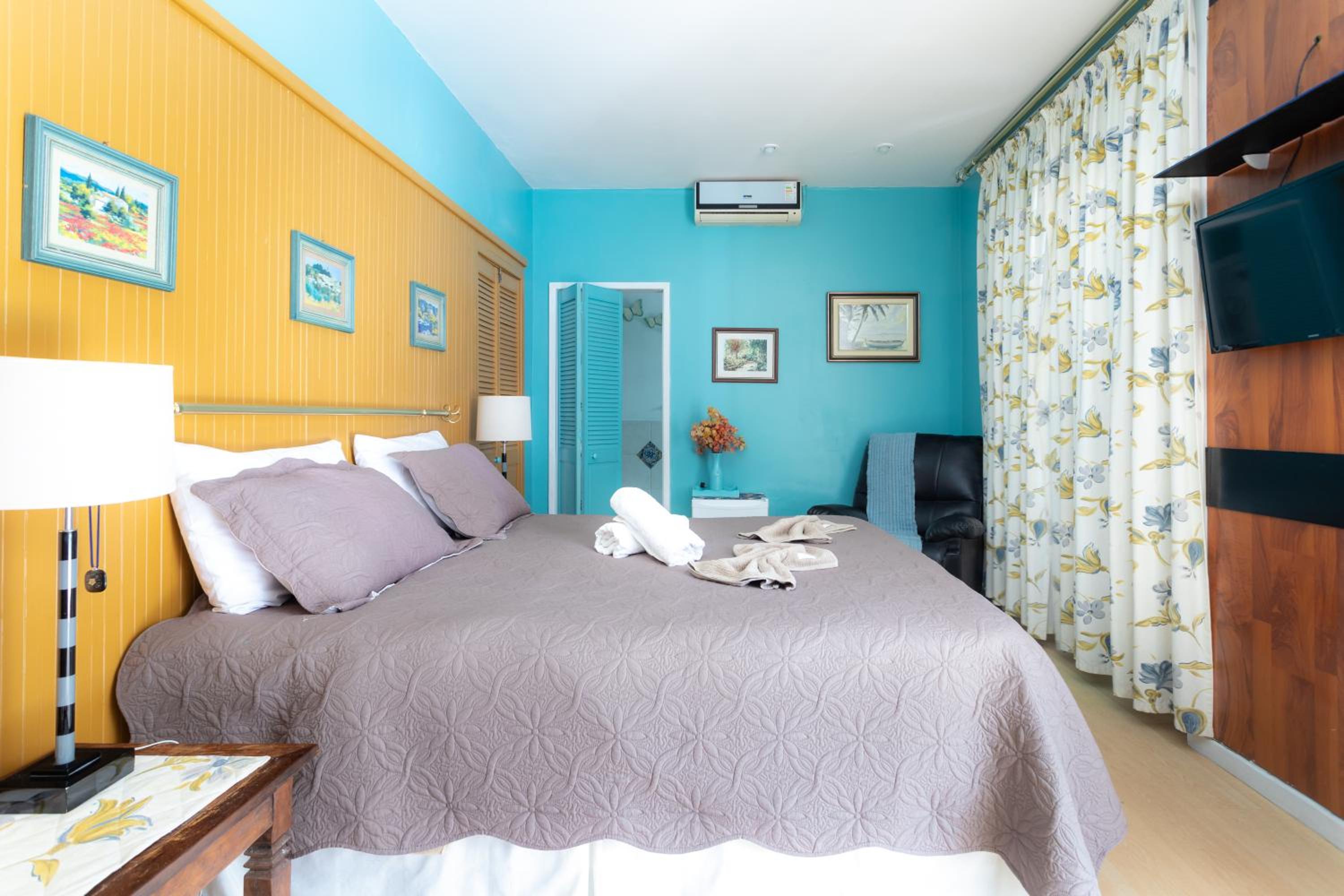 Deluxe Queen Suite photo 1