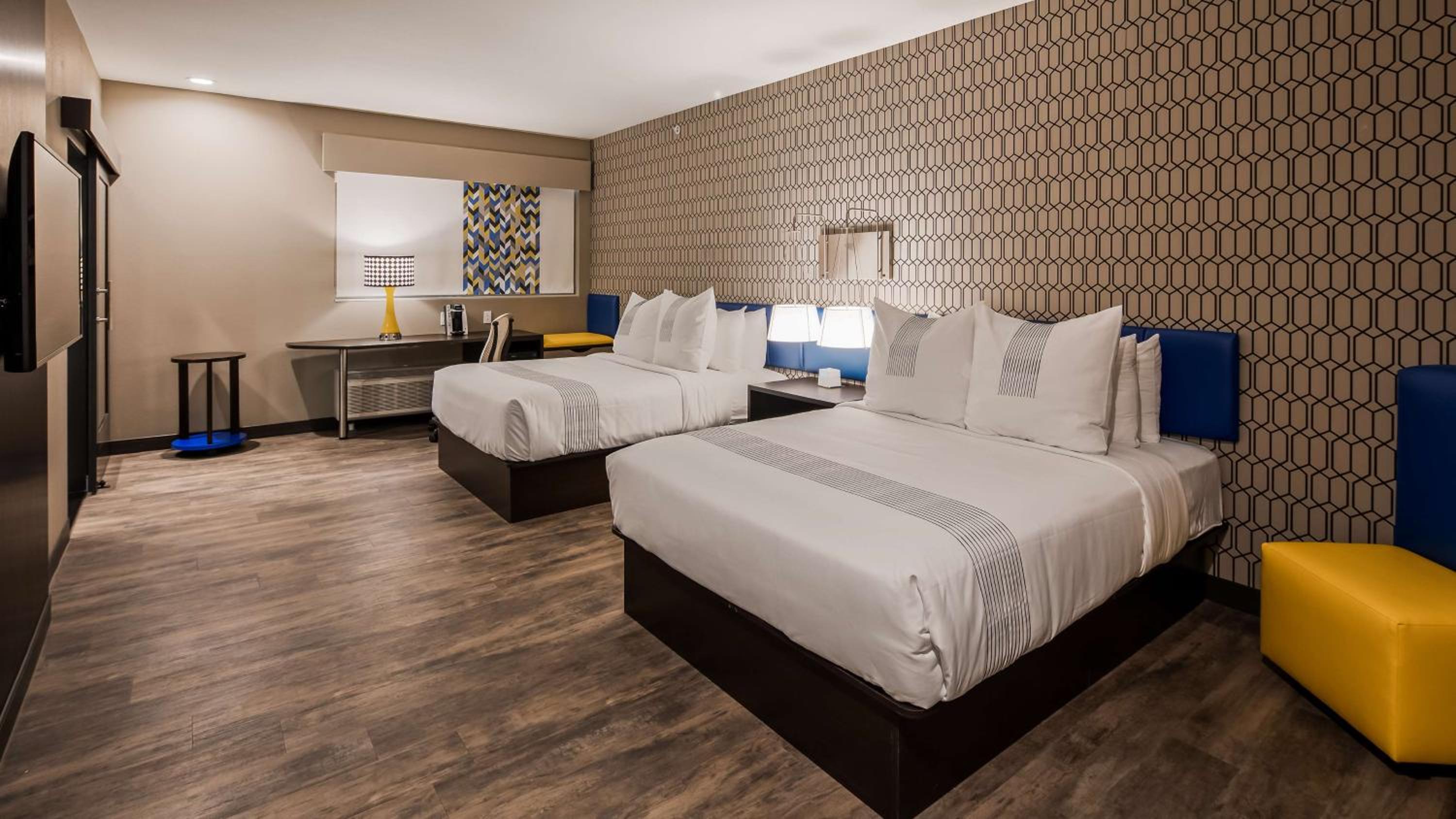 Queen Room With Two Queen Beds And Communication Assitance - Photo 4